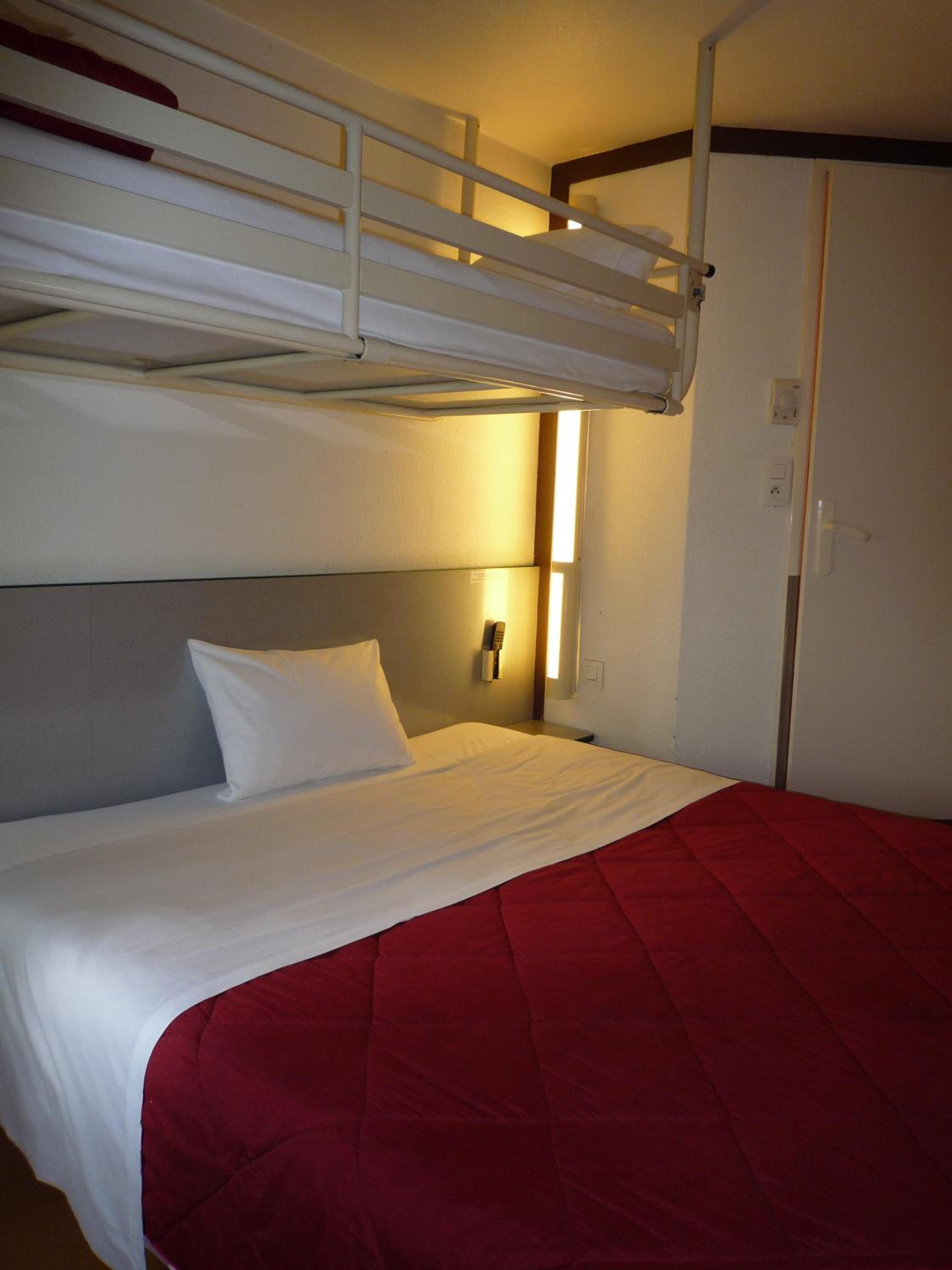 Triple Room (1 Double Bed + 1 Single Bed) - Photo 9