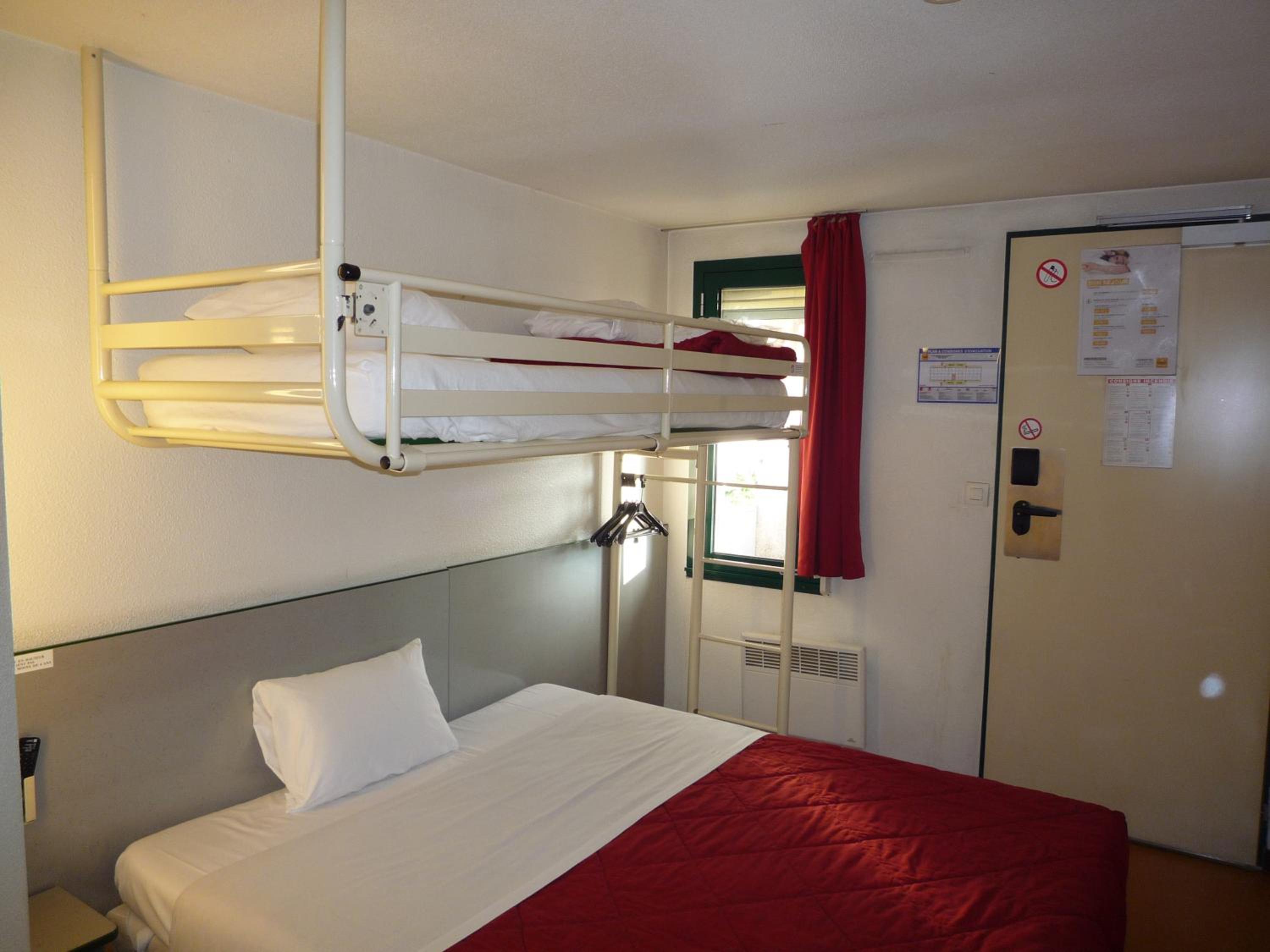 Triple Room (1 Double Bed + 1 Single Bed) - Photo 10