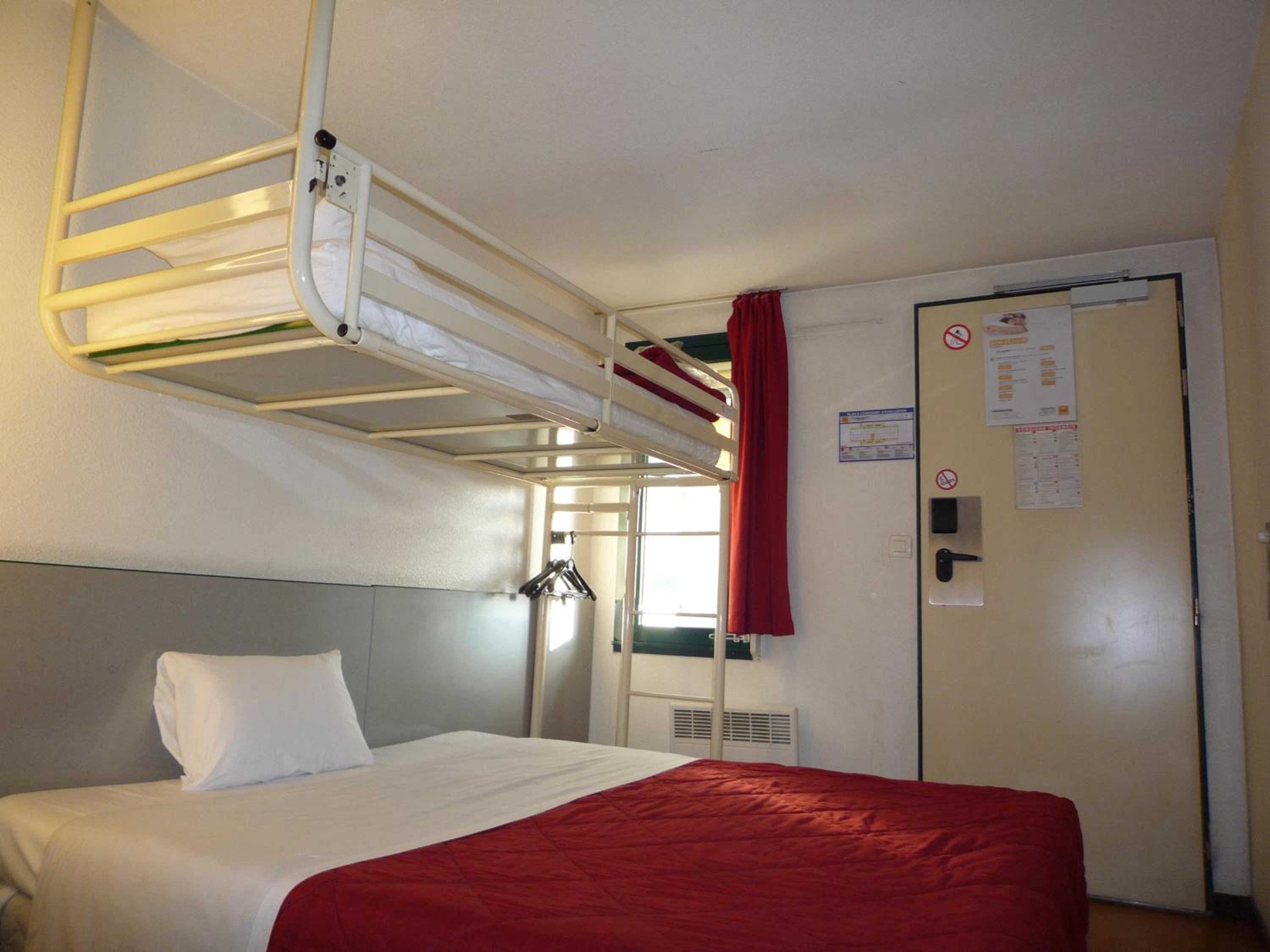 Triple Room (1 Double Bed + 1 Single Bed) - Photo 14
