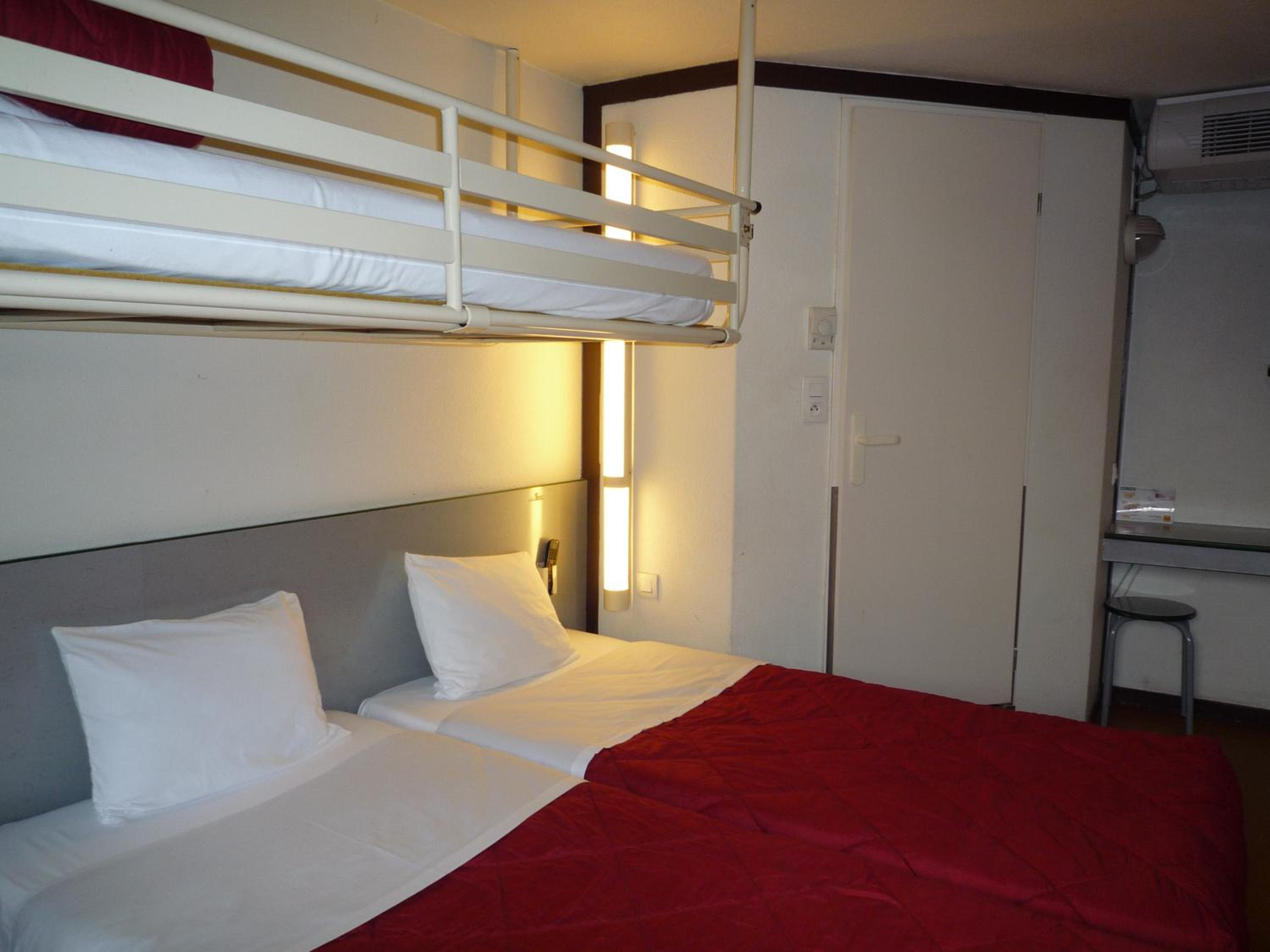 Triple Room with 3 Singles Beds - Photo 1