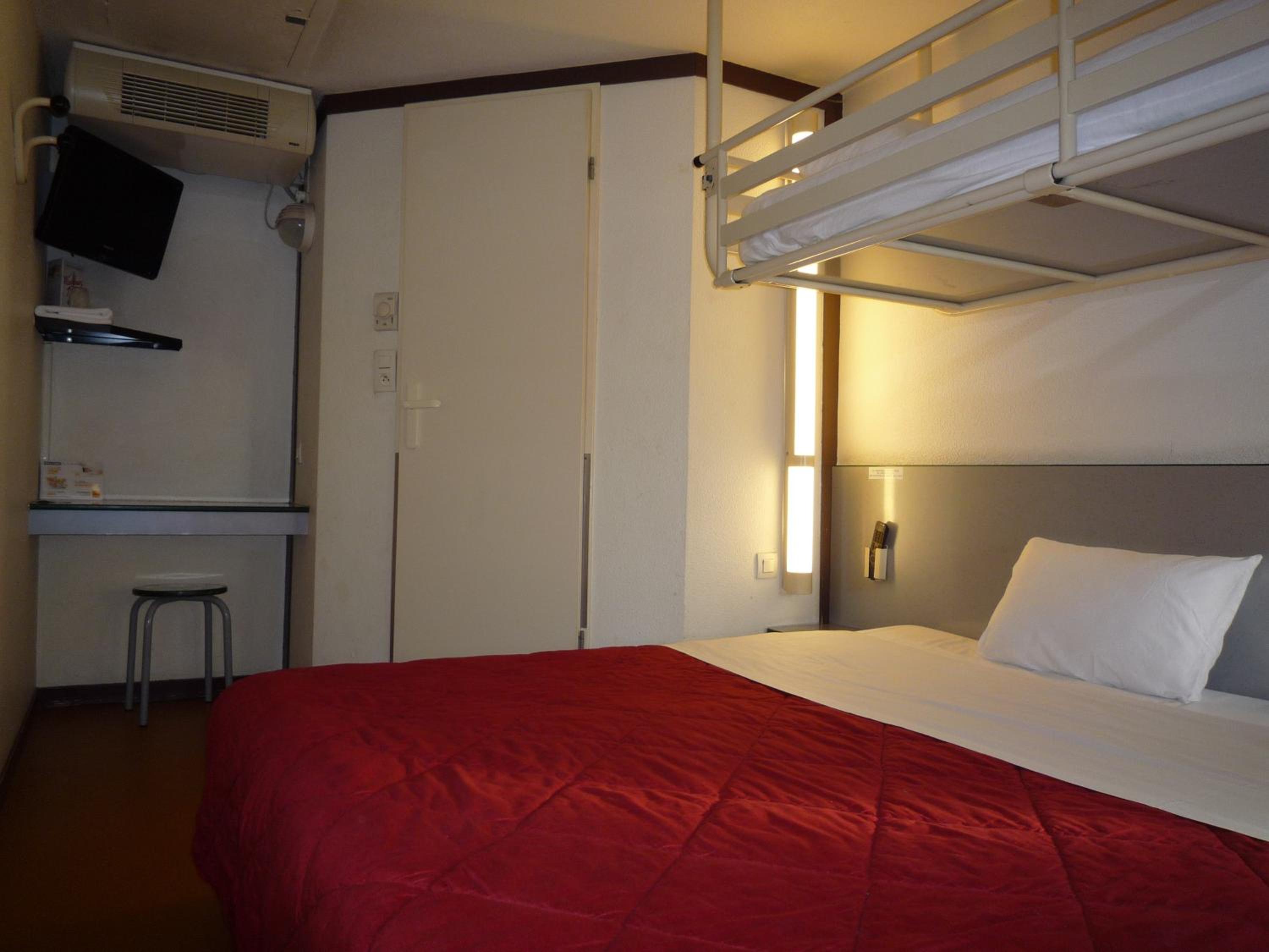 Triple Room (1 Double Bed + 1 Single Bed) - Photo 11