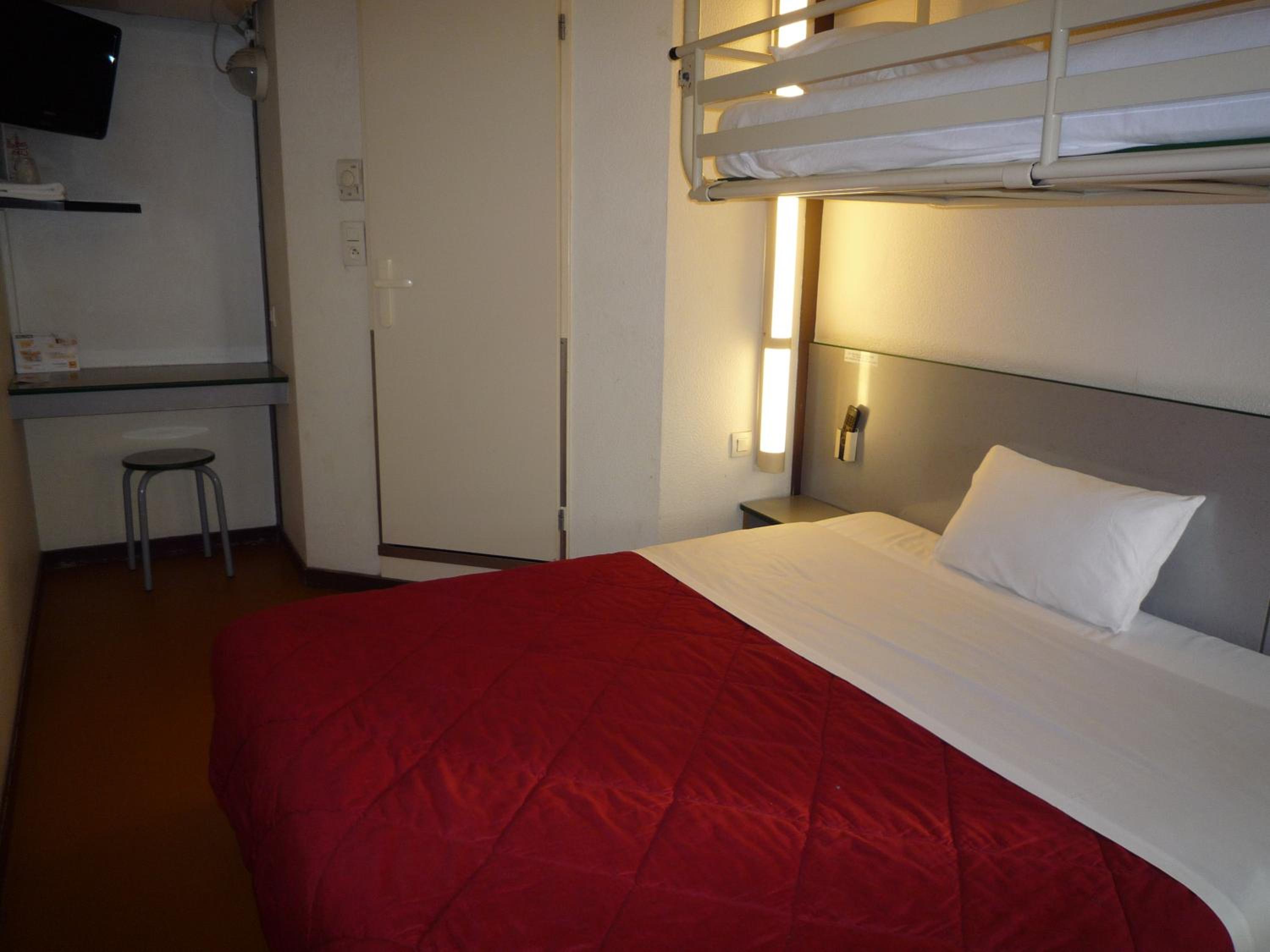 Triple Room (1 Double Bed + 1 Single Bed) - Photo 13