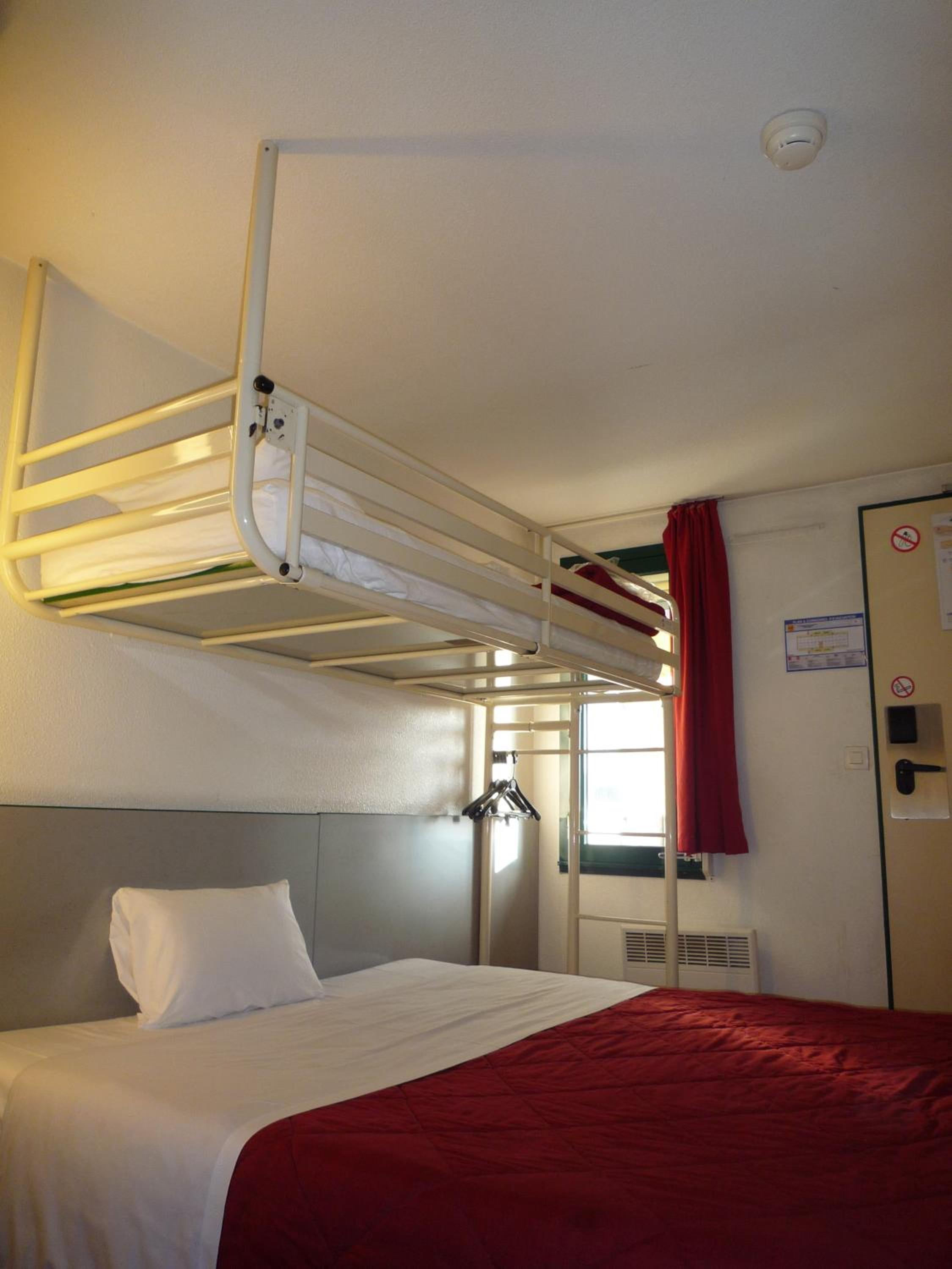 Triple Room (1 Double Bed + 1 Single Bed) - Photo 15