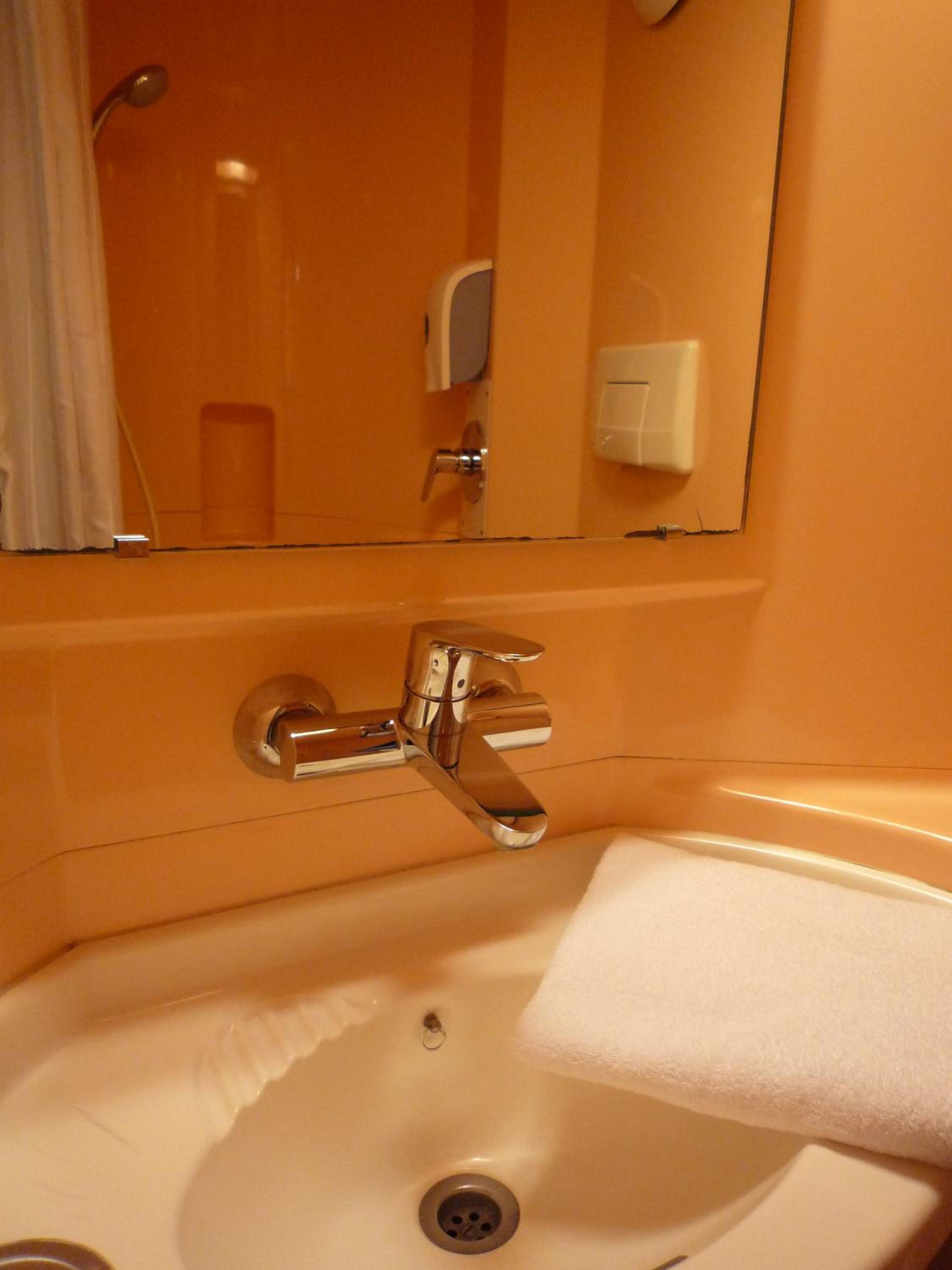 Triple Room with 3 Singles Beds - Photo 20