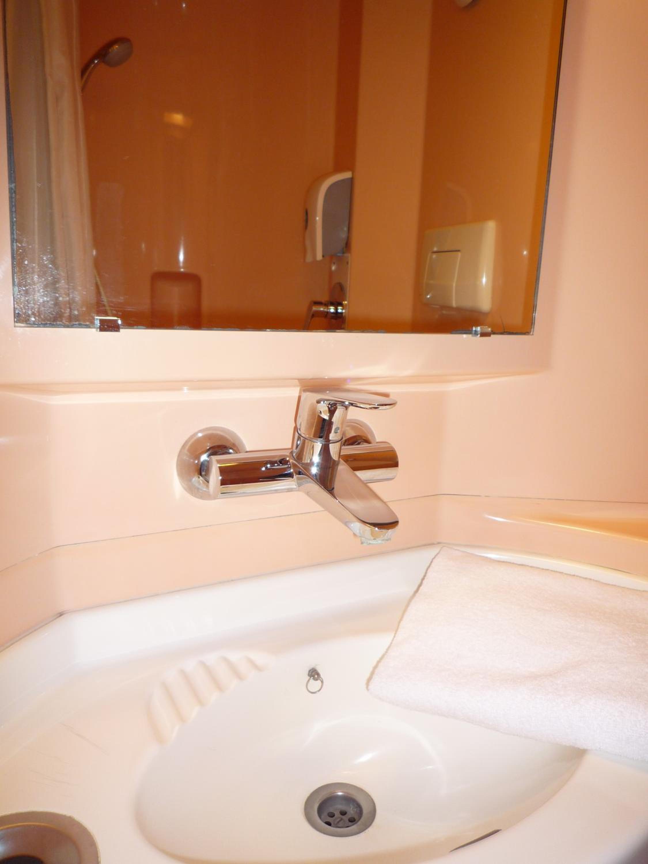 Triple Room with 3 Singles Beds - Photo 17