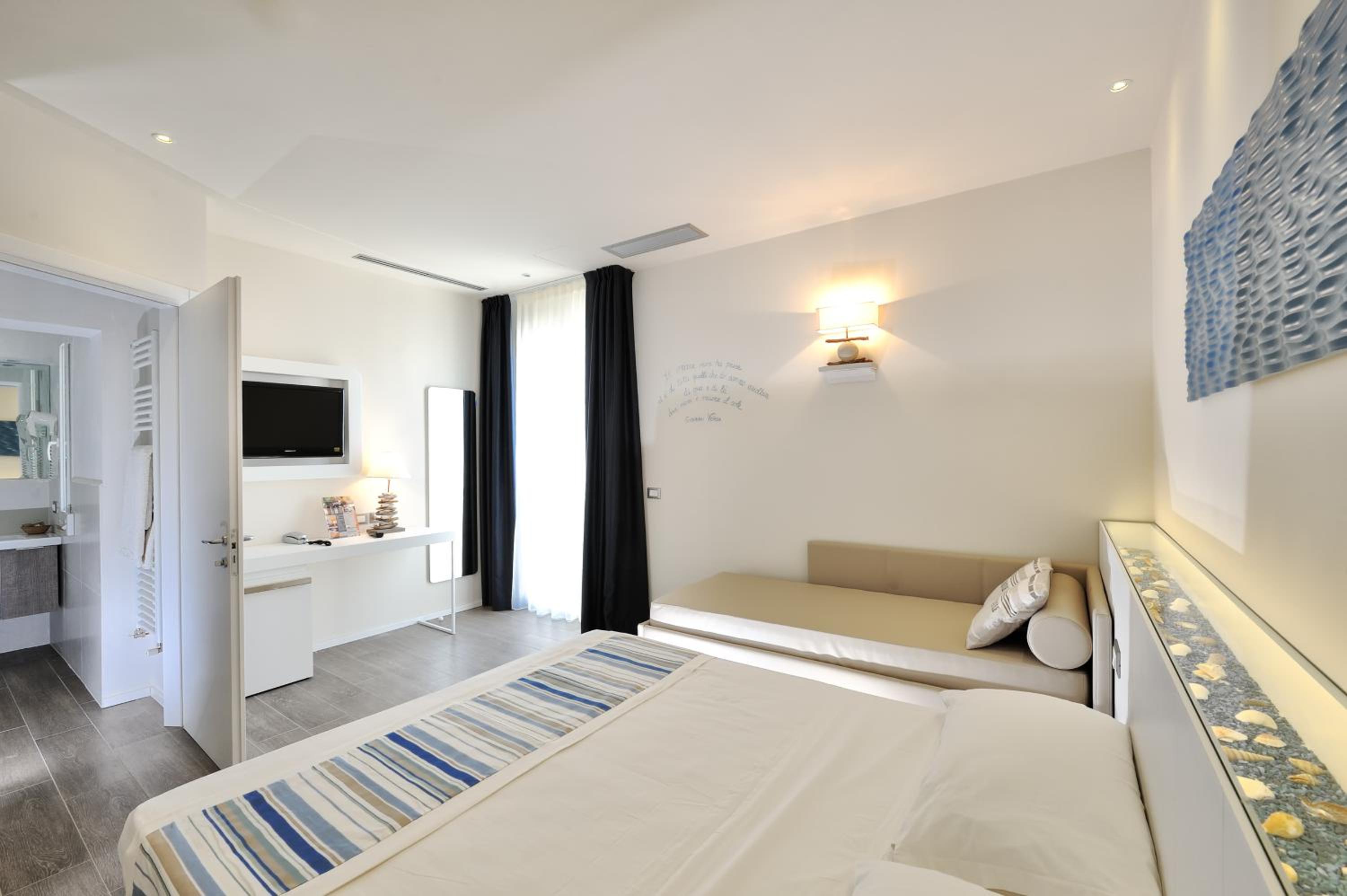 Superior Quadruple Room - Photo 15