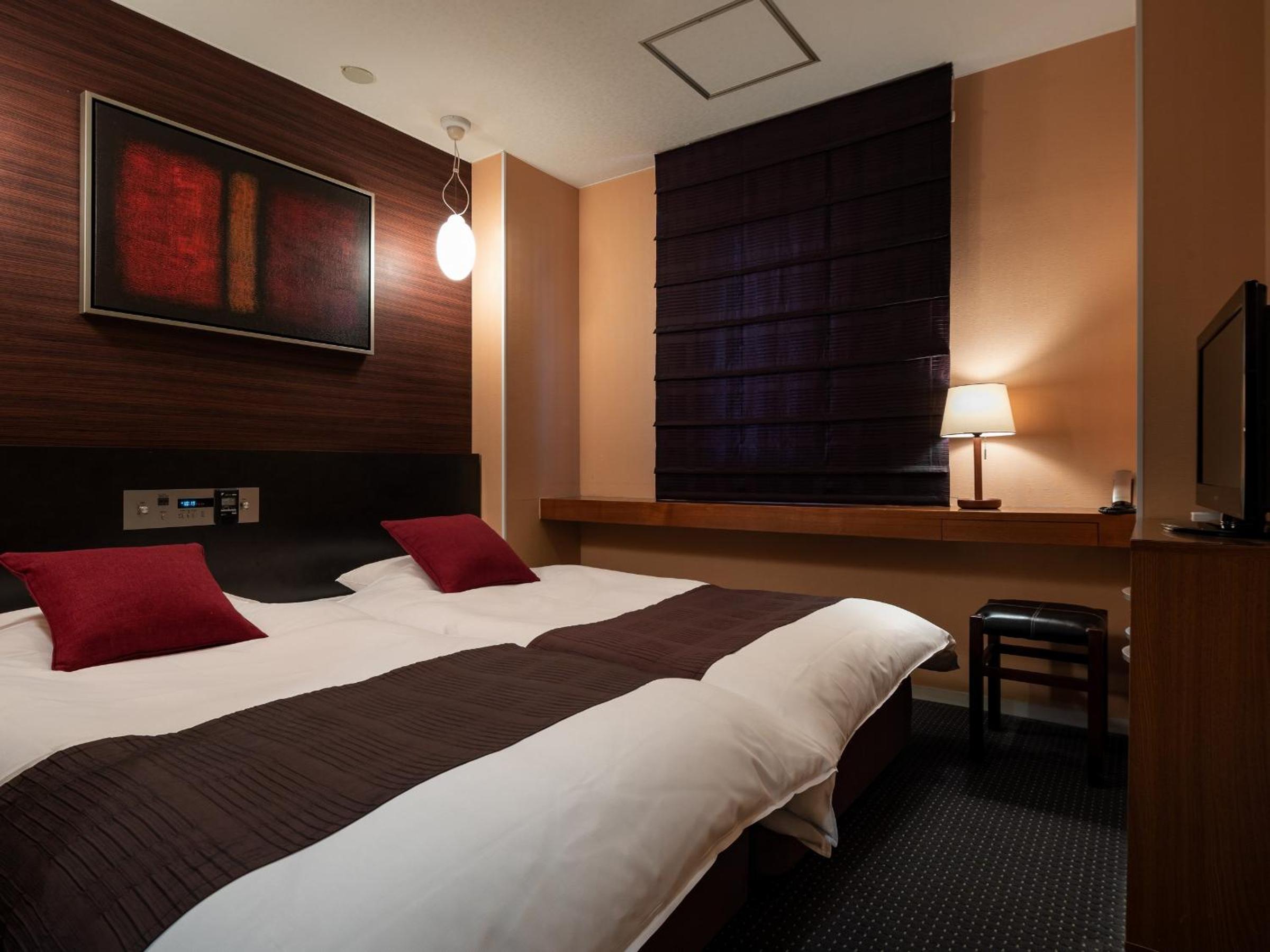 Small Twin Room - Non-Smoking photo 1
