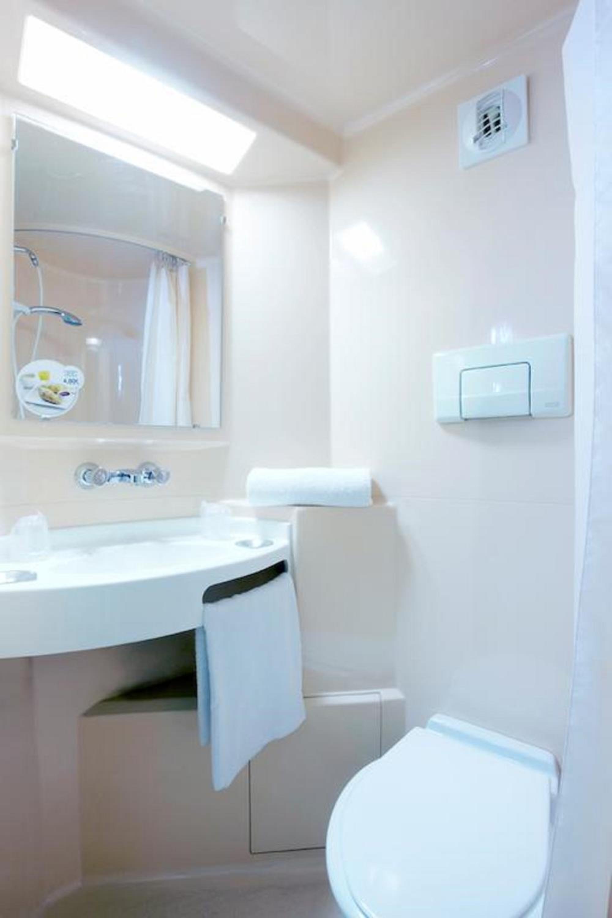 Triple Room (1 Double Bed + 1 Single Bed) - Photo 4