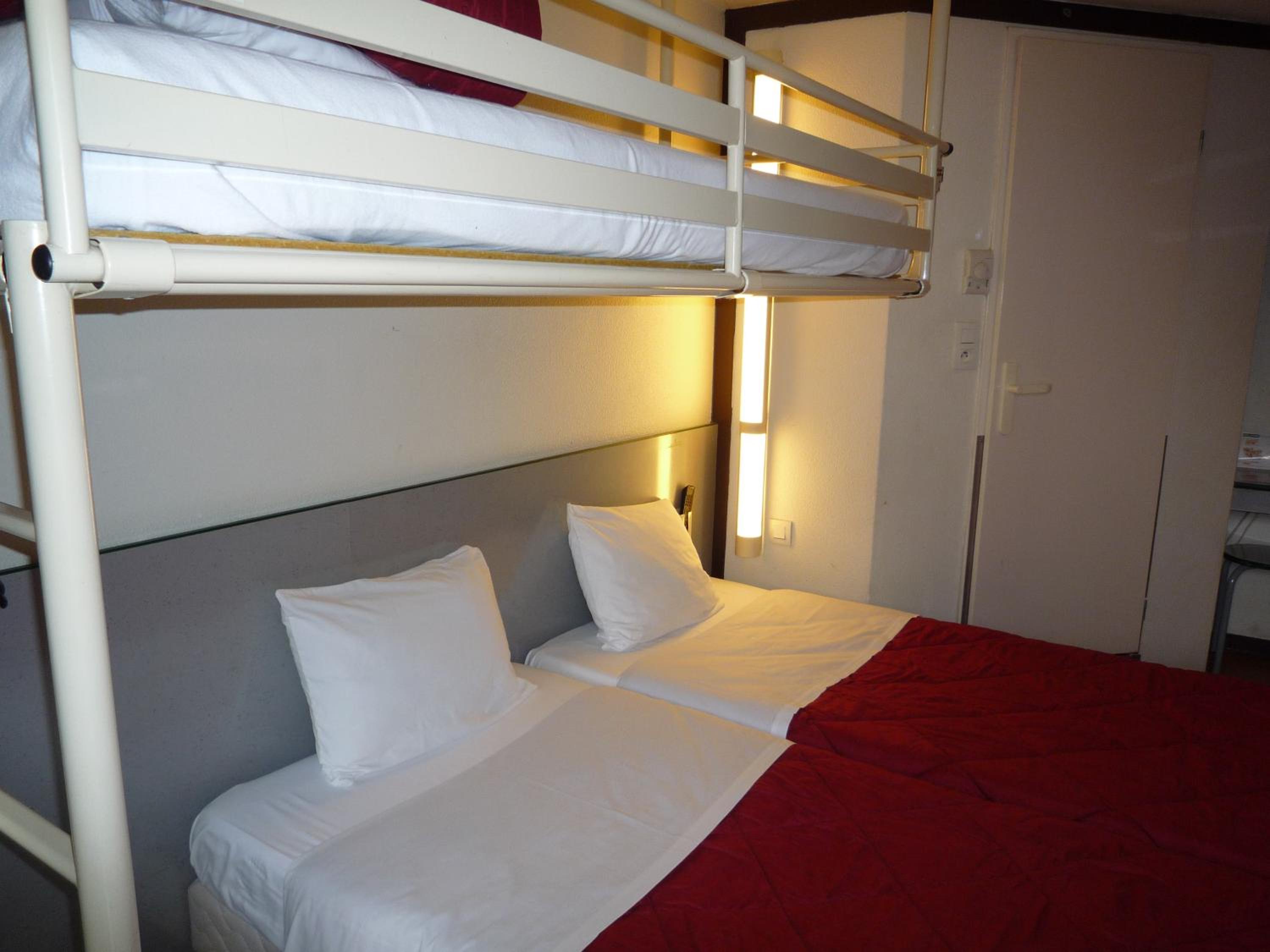 Triple Room with 3 Singles Beds - Photo 14