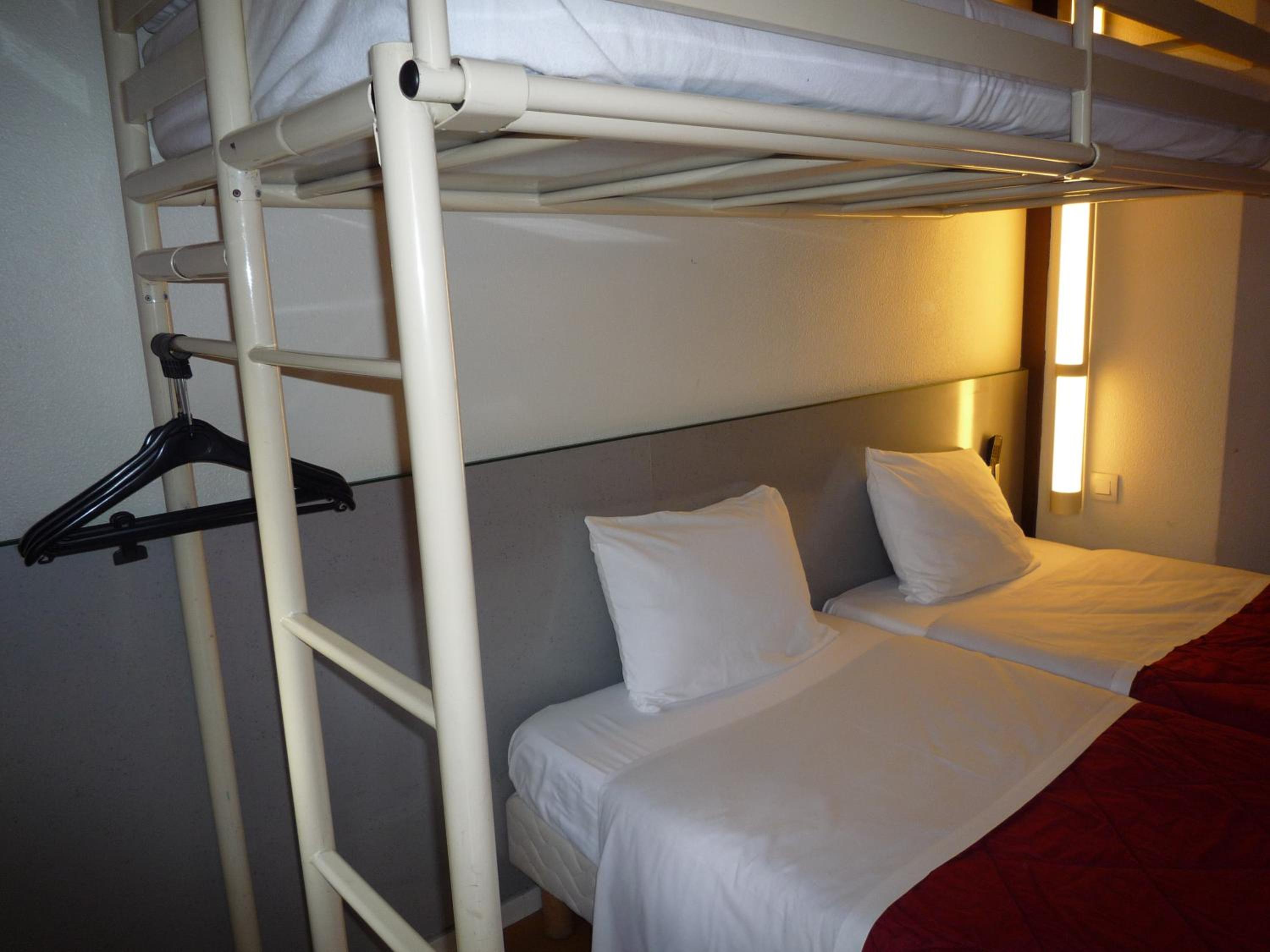 Triple Room with 3 Singles Beds - Photo 9