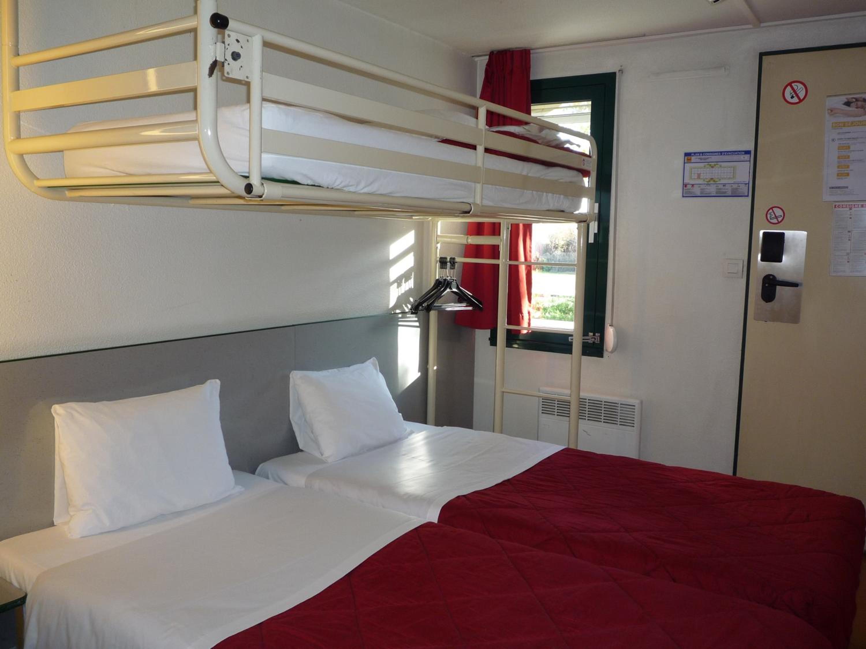 Triple Room with 3 Singles Beds - Photo 11