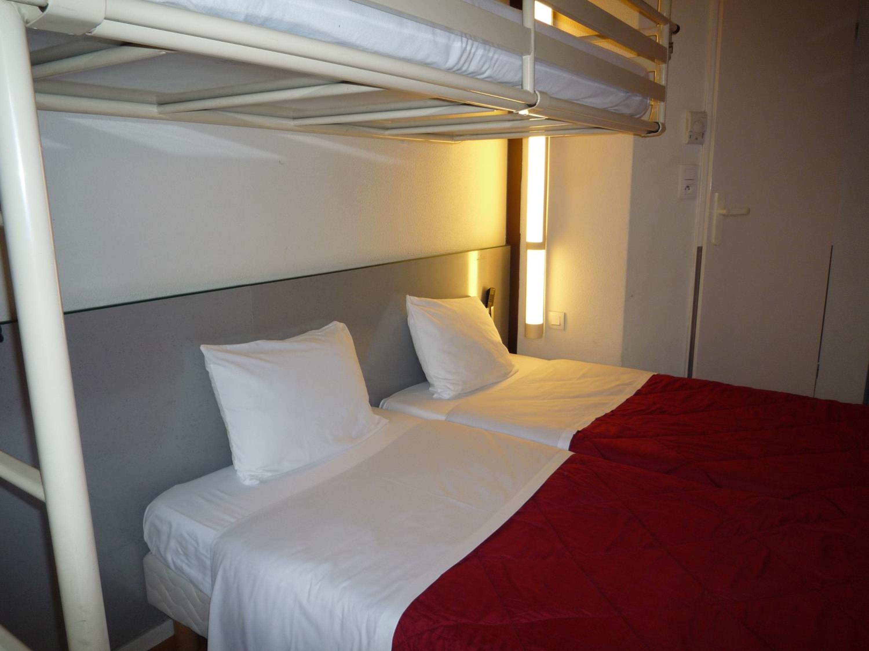 Triple Room with 3 Singles Beds - Photo 8