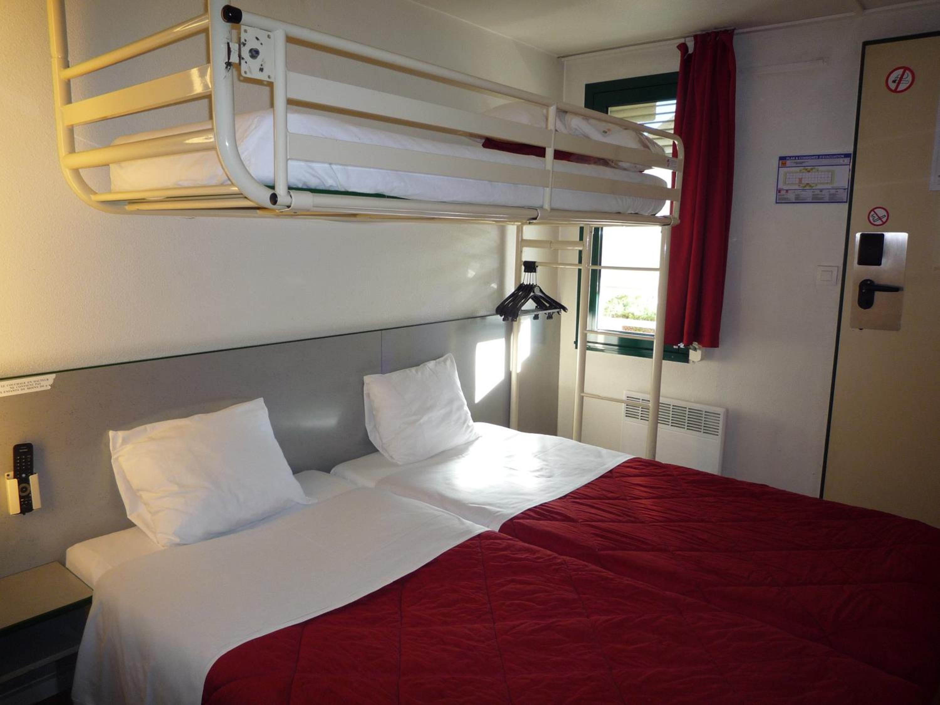 Triple Room with 3 Singles Beds - Photo 13