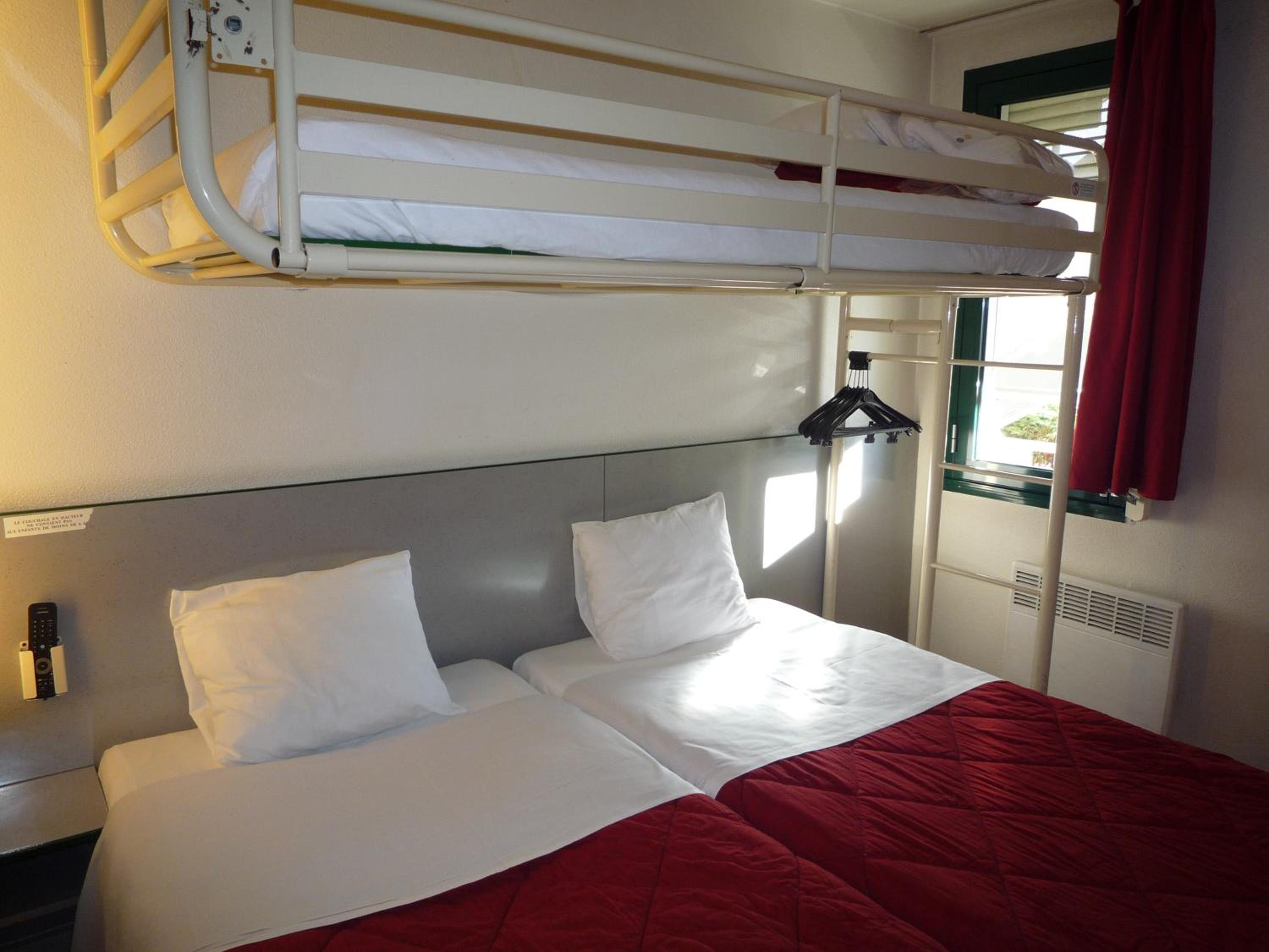 Triple Room with 3 Singles Beds - Photo 12