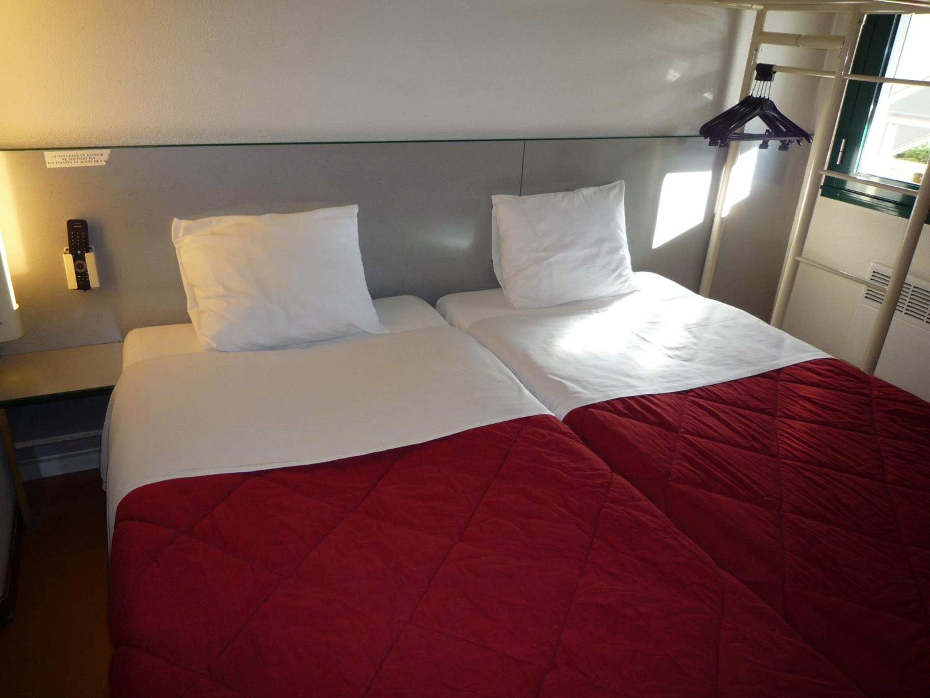 Triple Room with 3 Singles Beds - Photo 10
