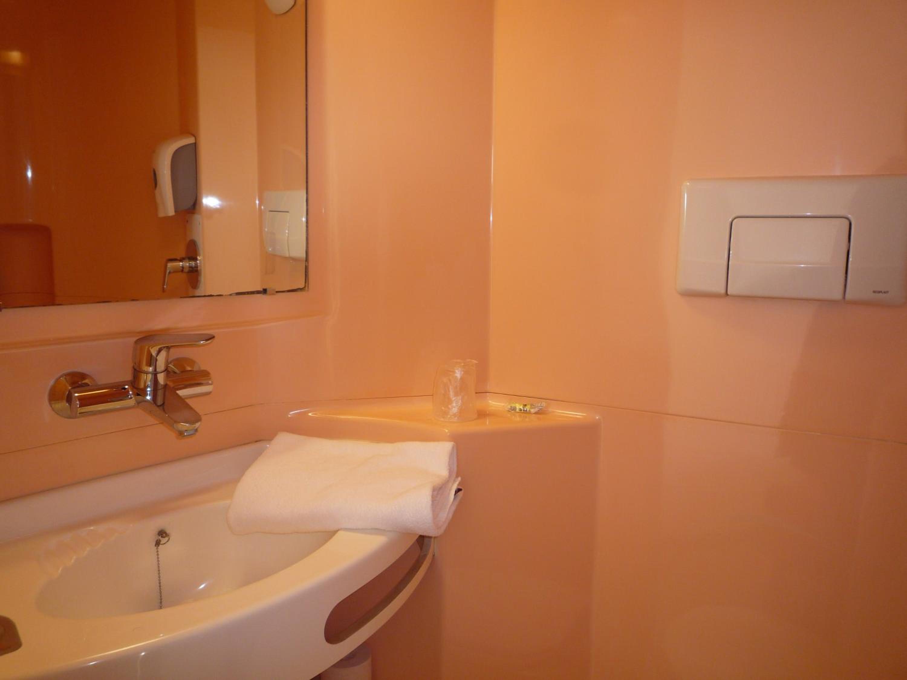 Triple Room with 3 Singles Beds - Photo 18