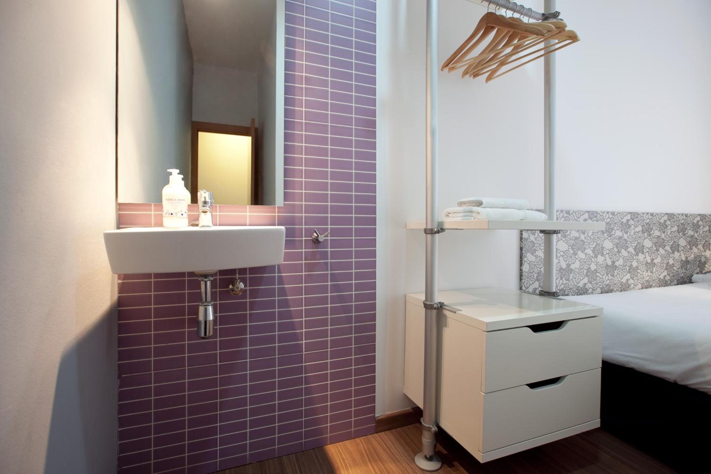 Single Room with Shared Bathroom photo 3