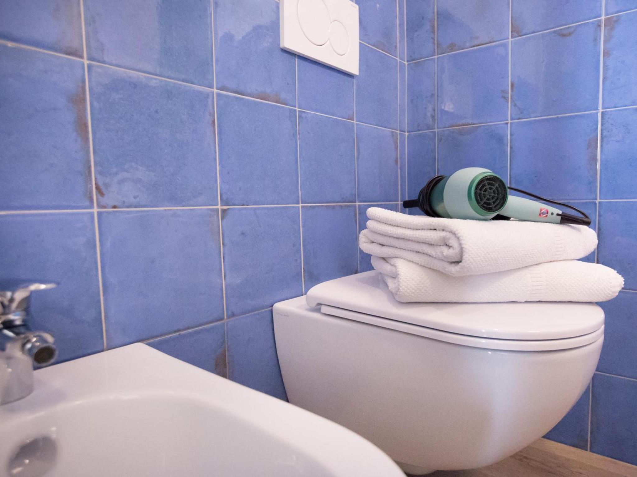 Double or Twin Room with Private Bathroom - Photo 9