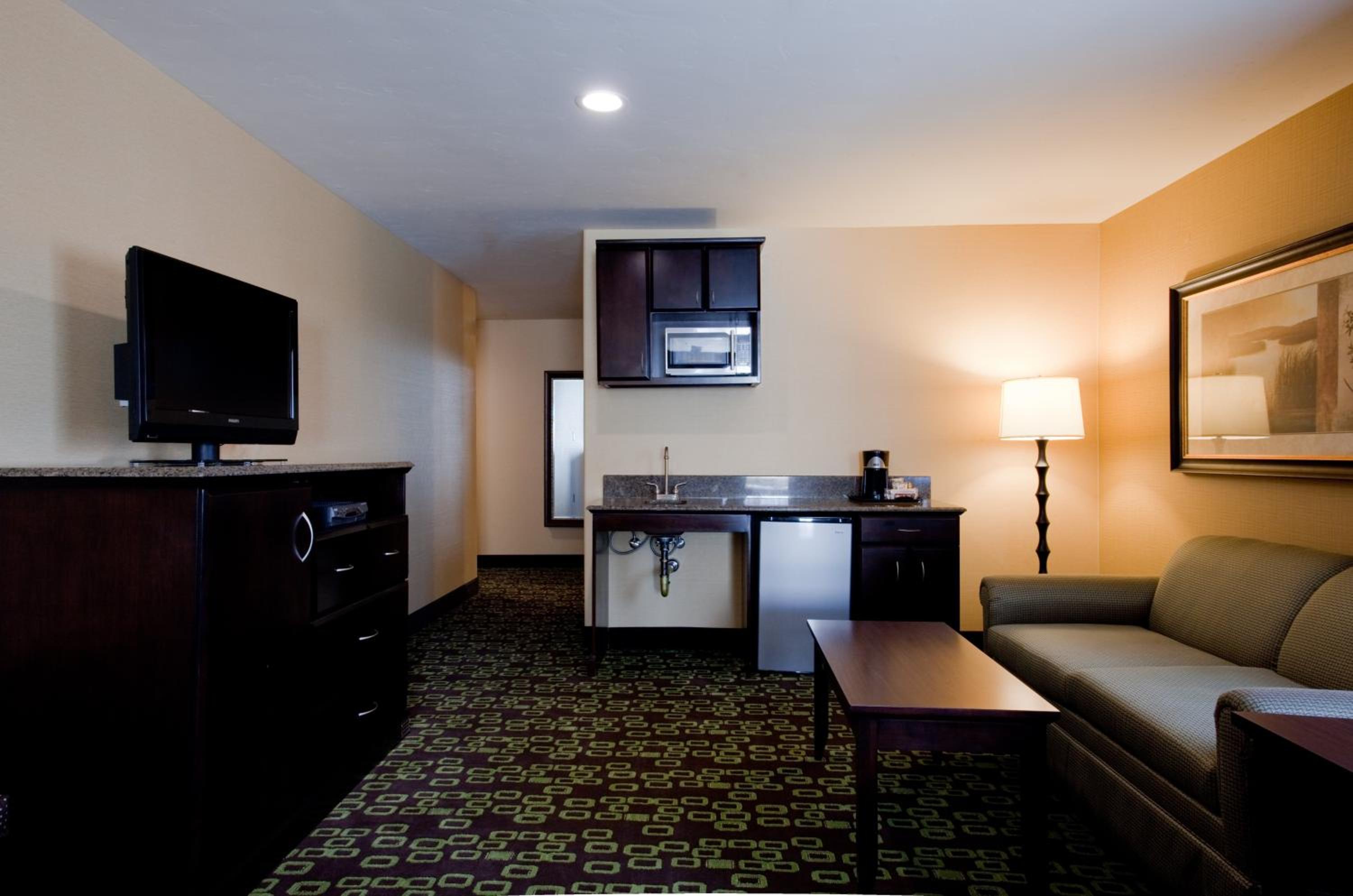 King Suite - Communications and Mobility Accessible Tub