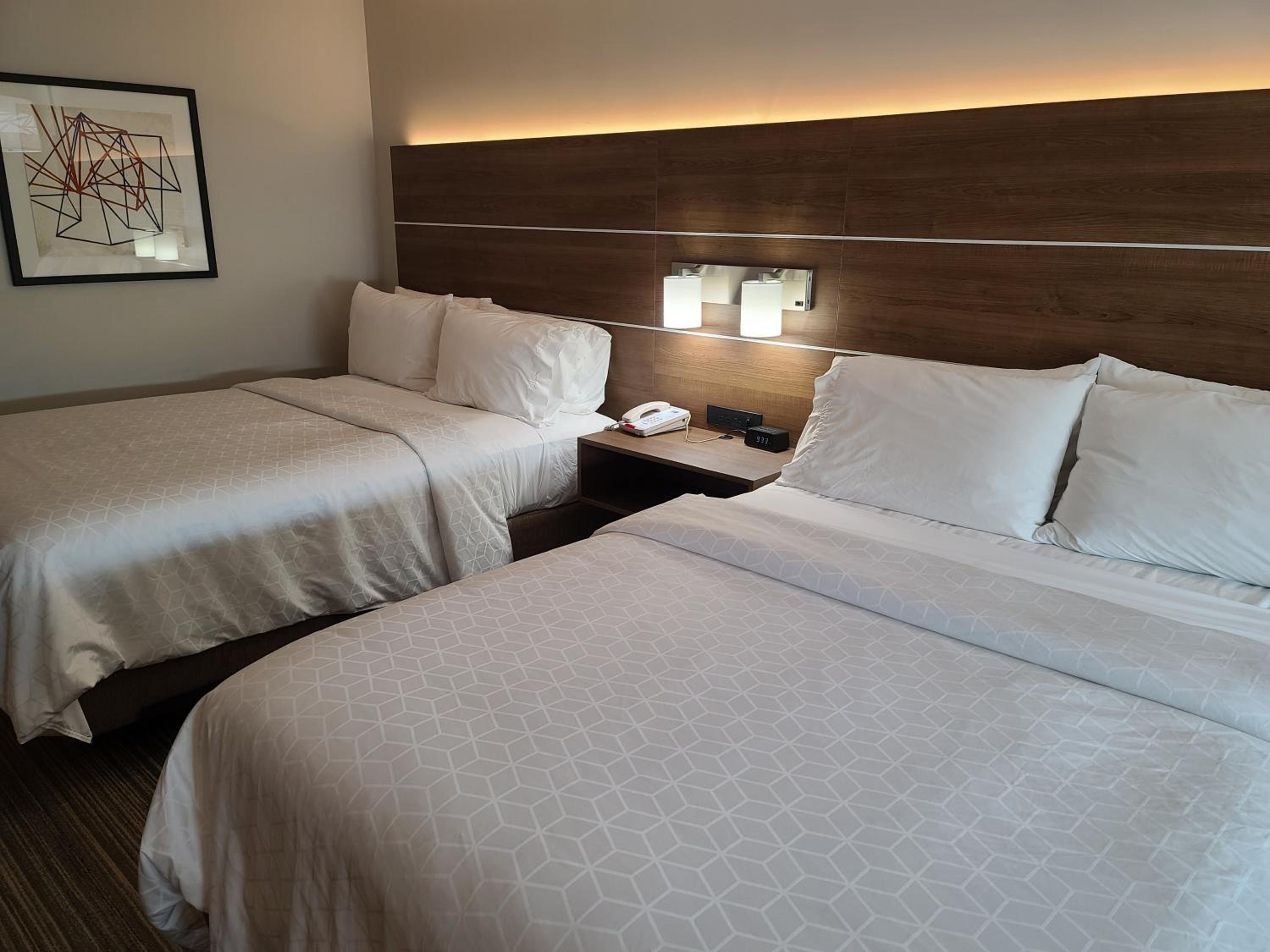 Standard Queen Room with Two Queen Beds and Tub - Mobility/Communications Accessible