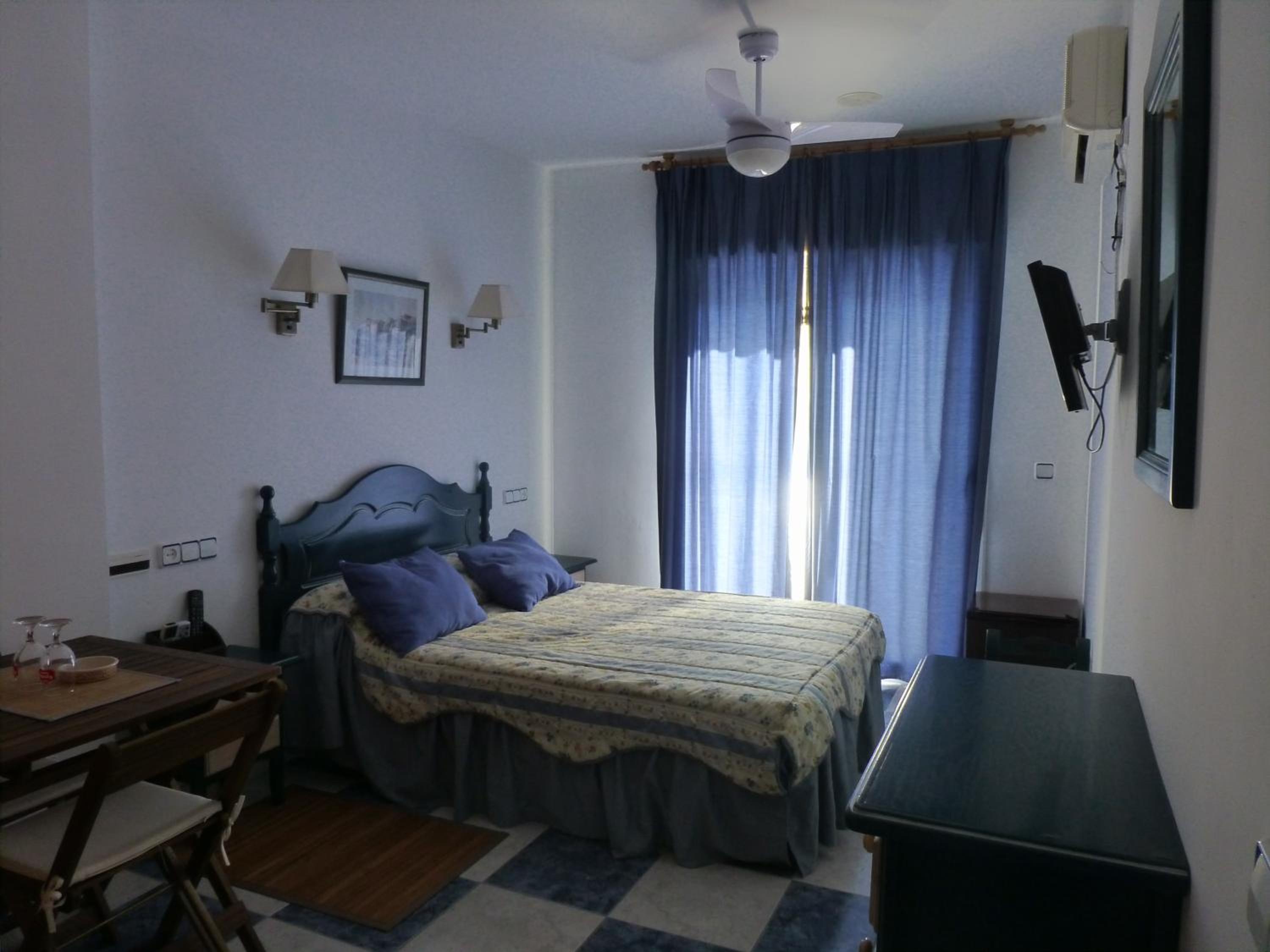 Double or Twin Room with Terrace - Photo 8