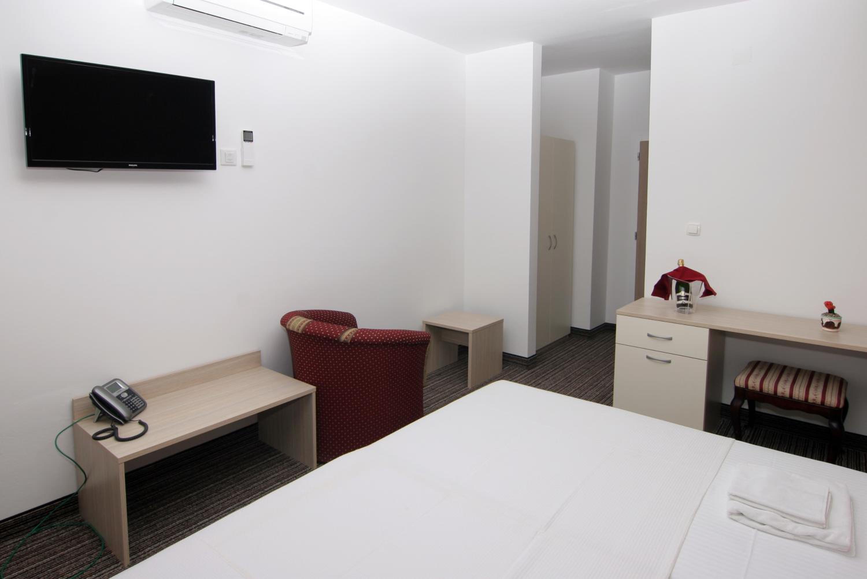 Double or Twin Room - Park Side photo 3