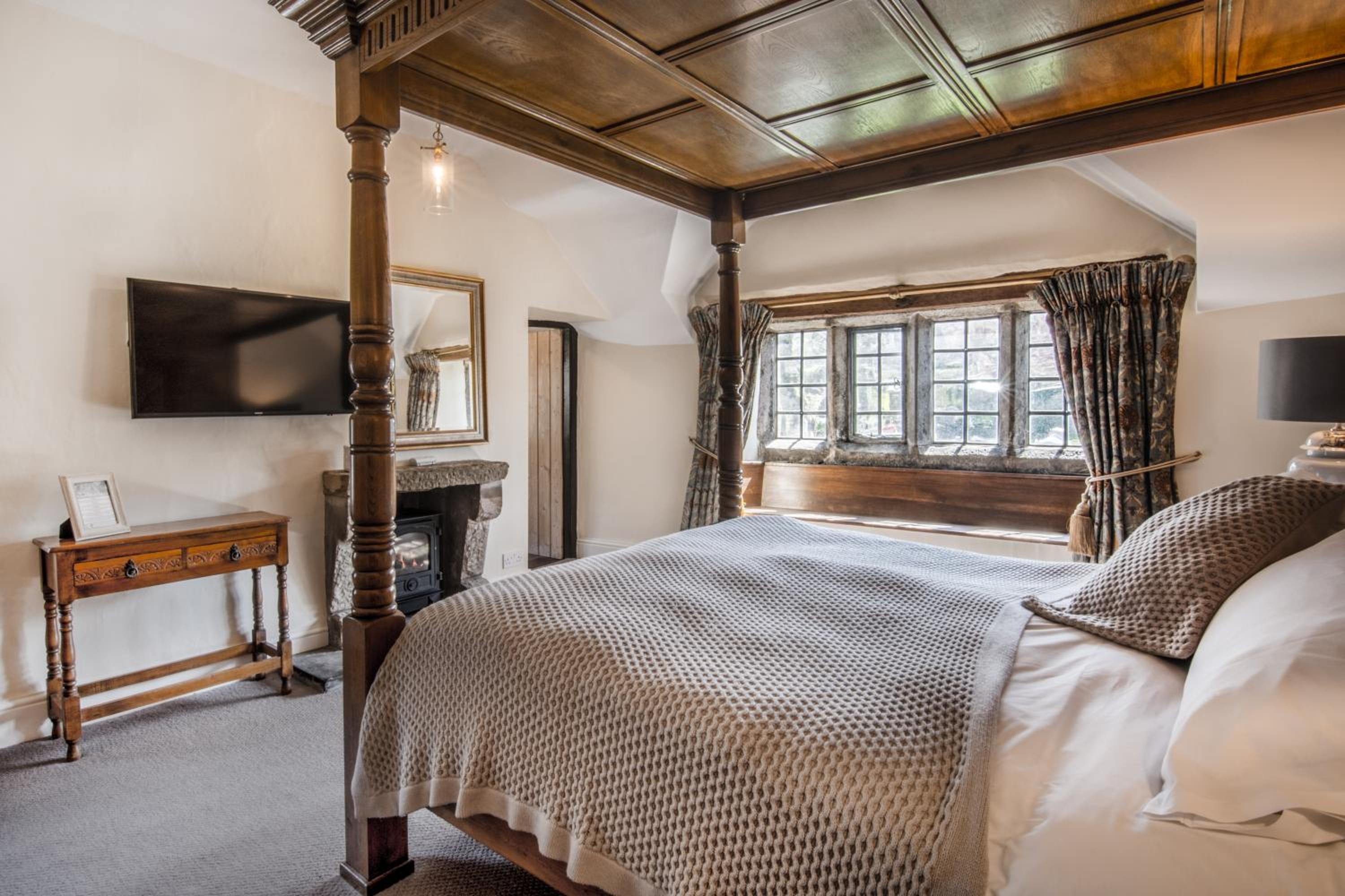 Old Hall Four Poster with Fireplace photo 1
