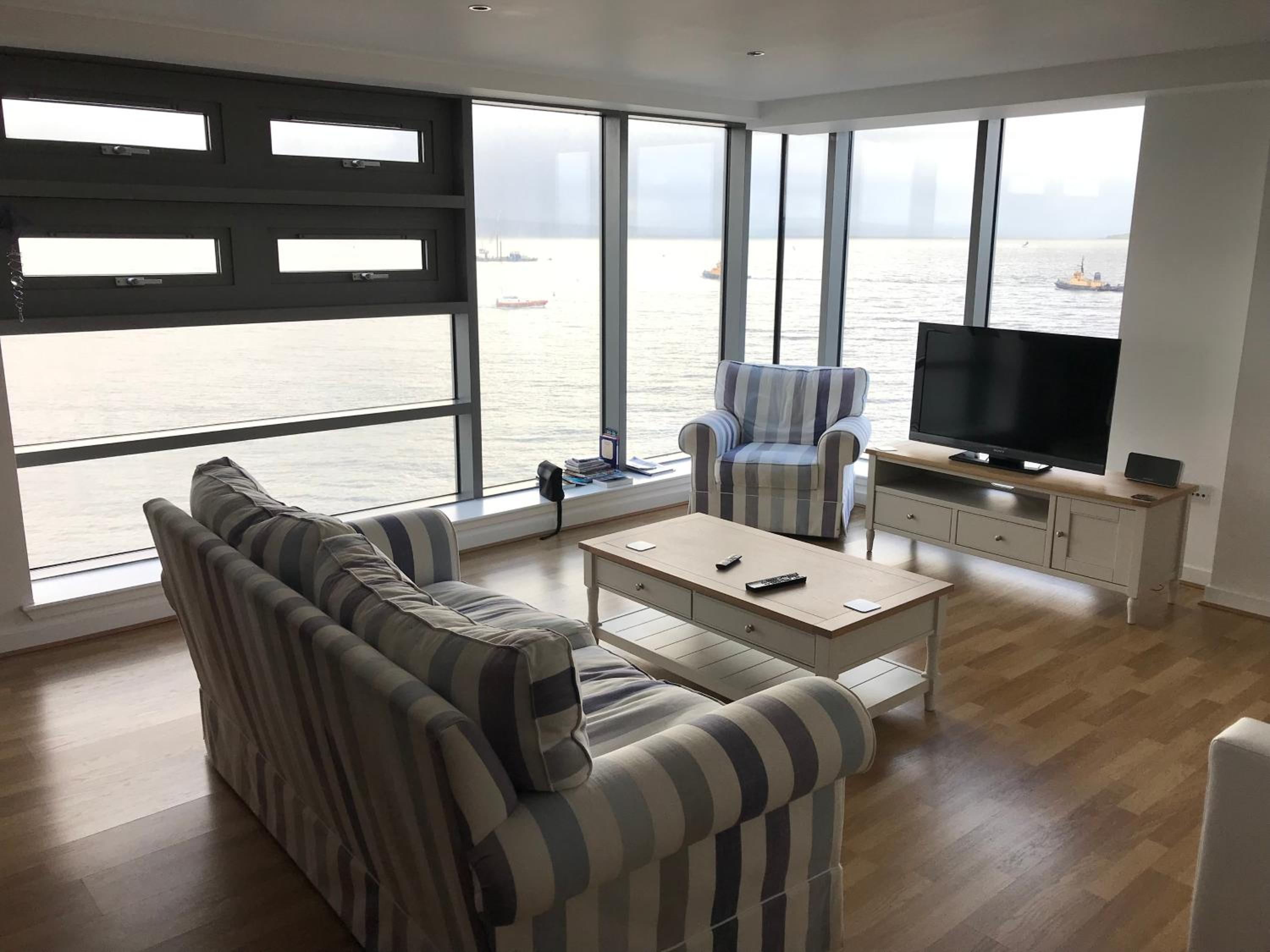 Luxury Apartment with Sea View and Balcony - Photo 7