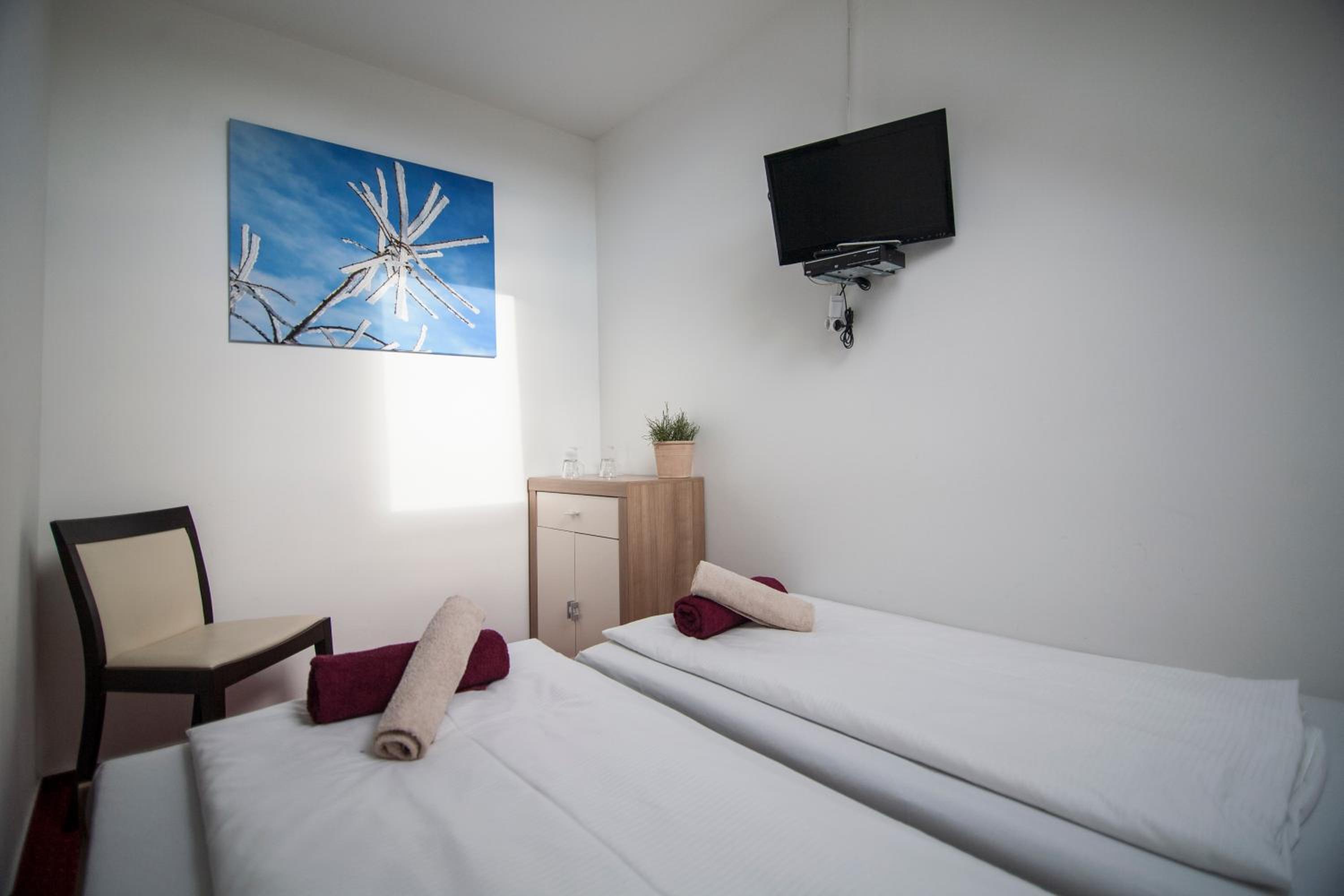 Double or Twin Room - Photo 5