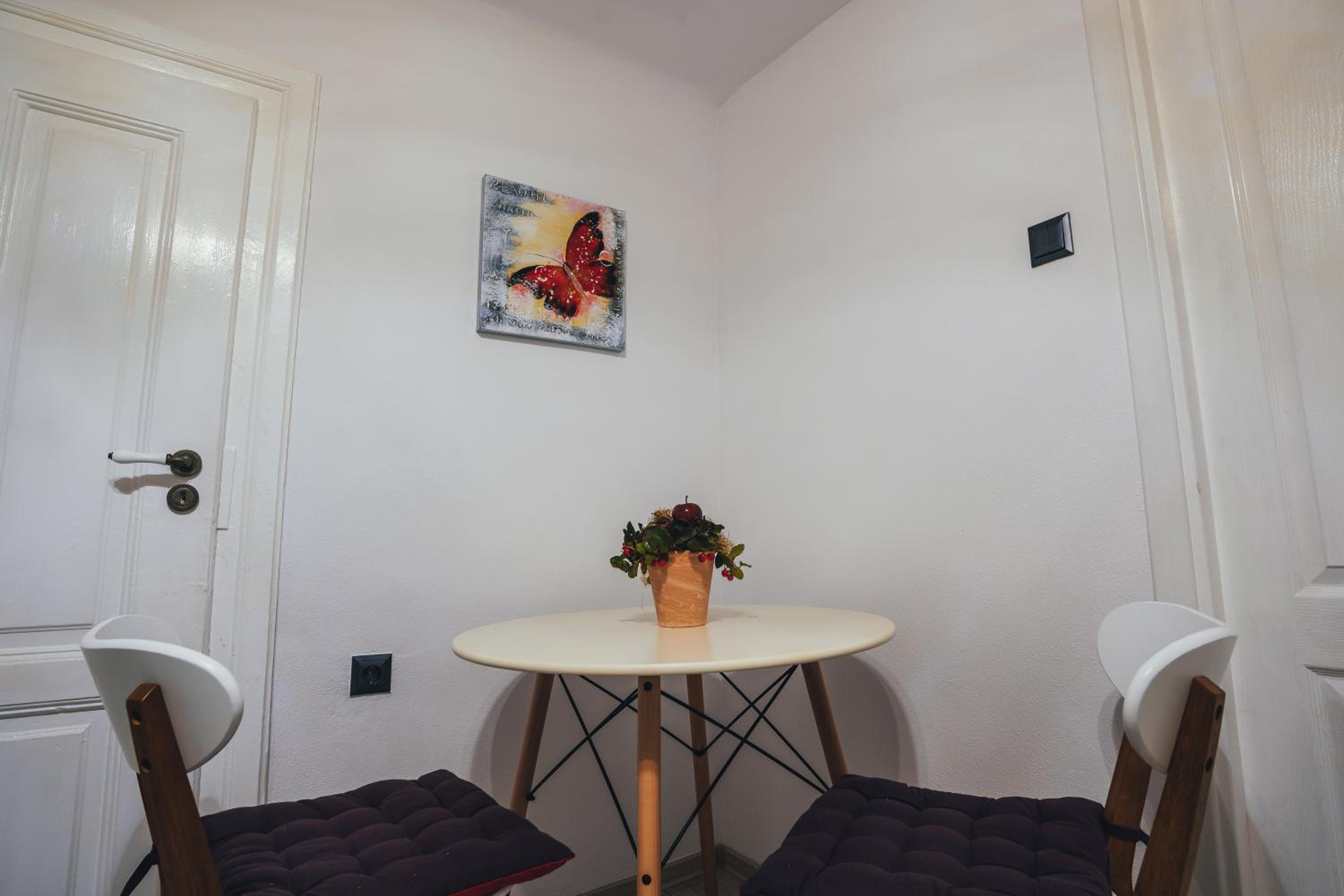 One-Bedroom Apartment - Photo 12