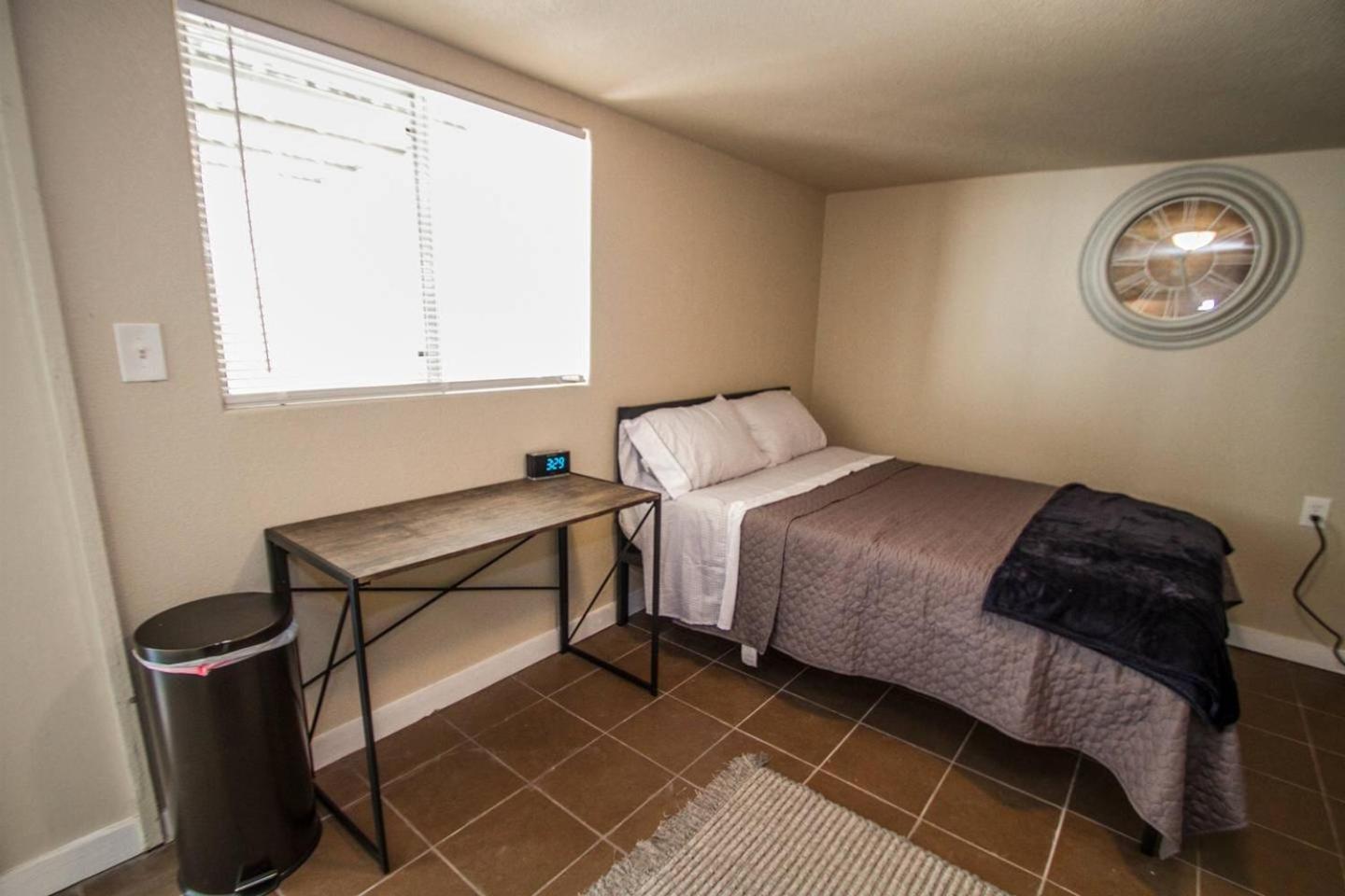 Studio Apartment - Photo 1