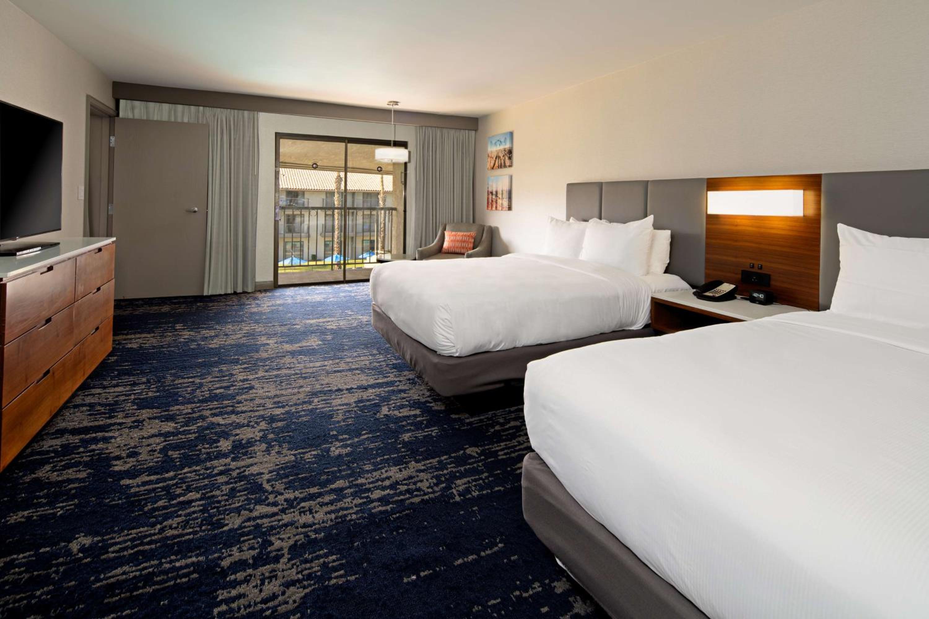 Two-Bedroom Family King Room with Two Queen Beds photo 1