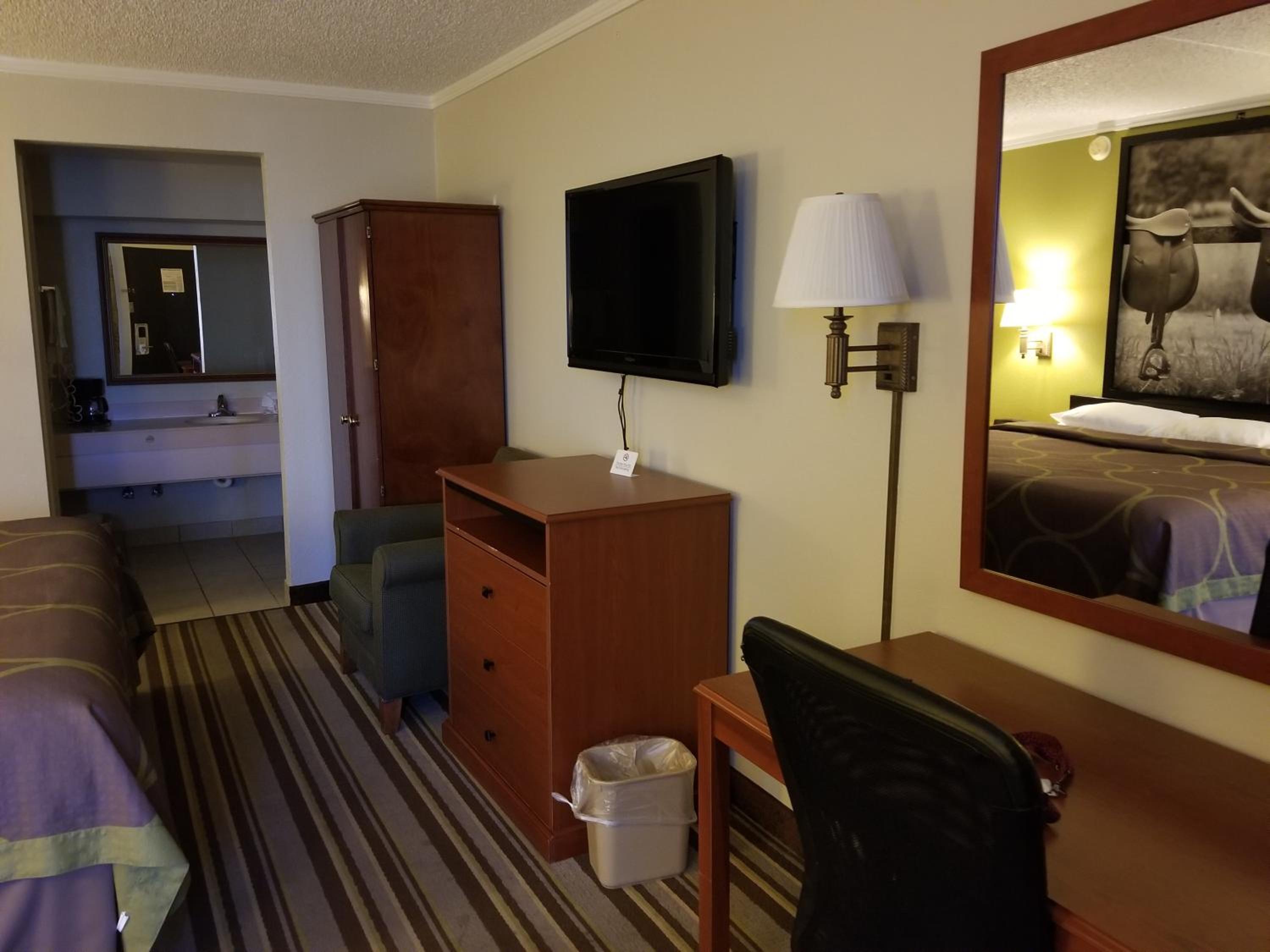 Queen Room with Two Queen Beds - Smoking - Photo 7