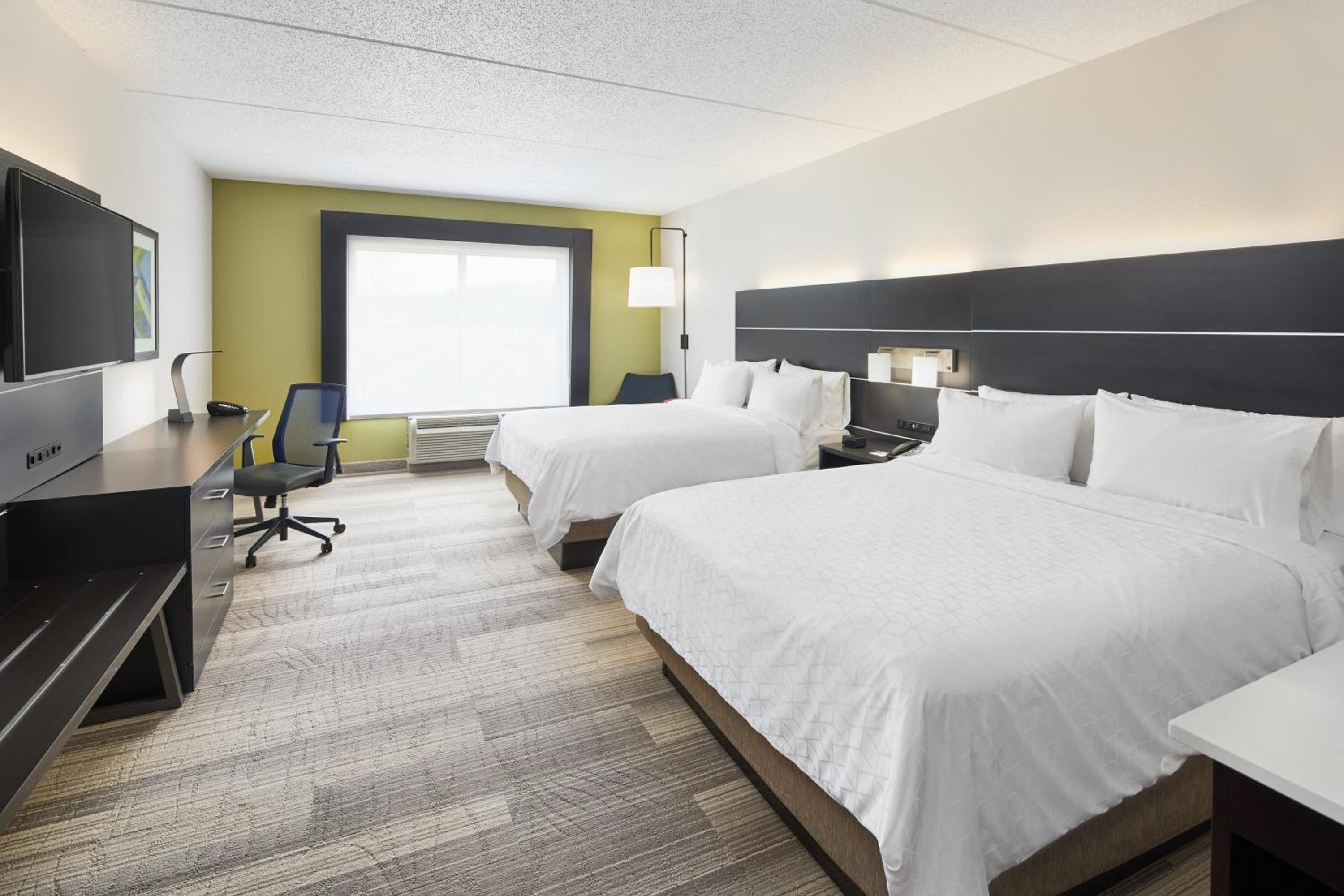 Standard Queen Room with Two Queen Beds - Extra Floor Space