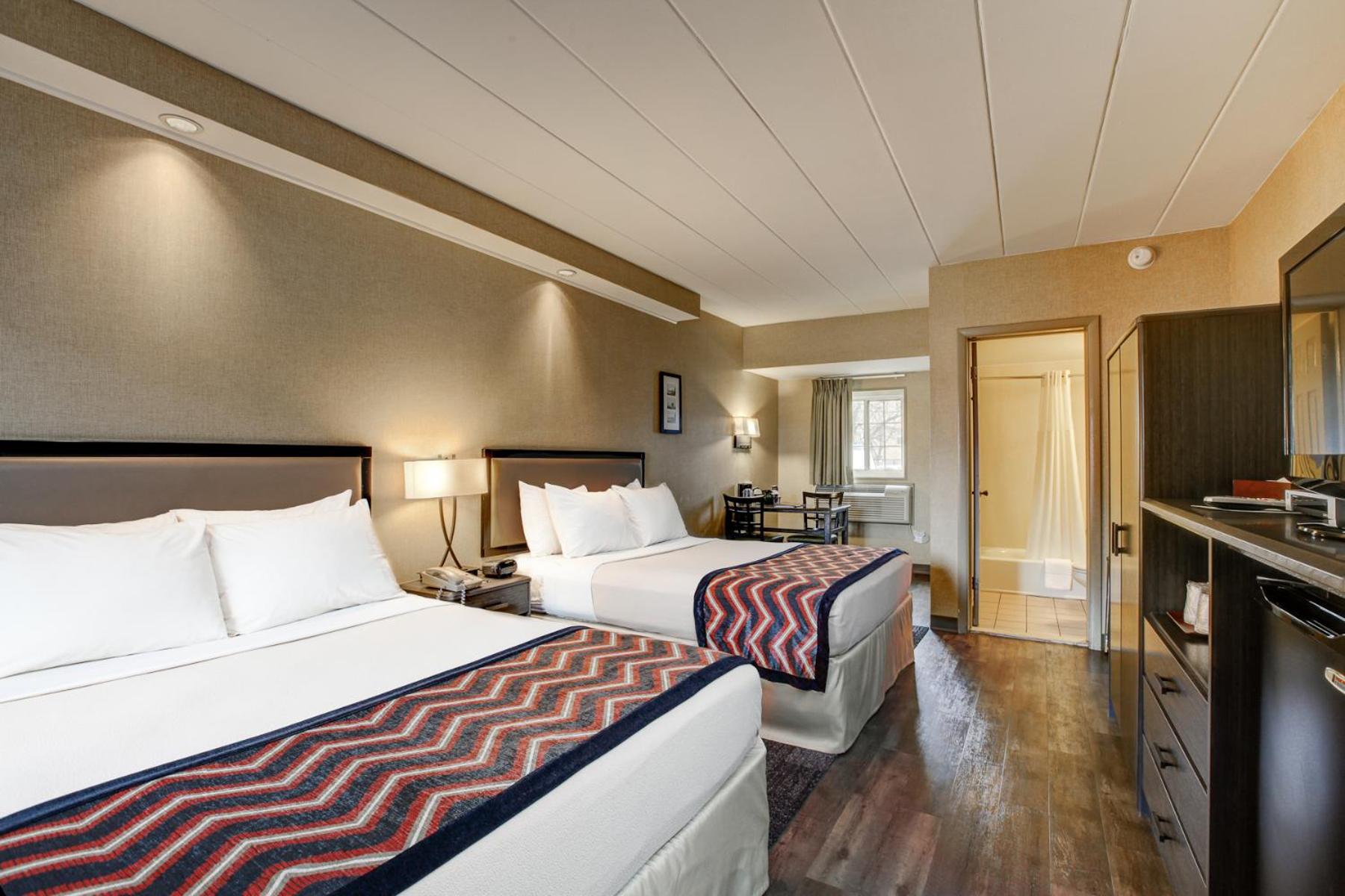 Queen Room with Two Queen Beds - Photo 7