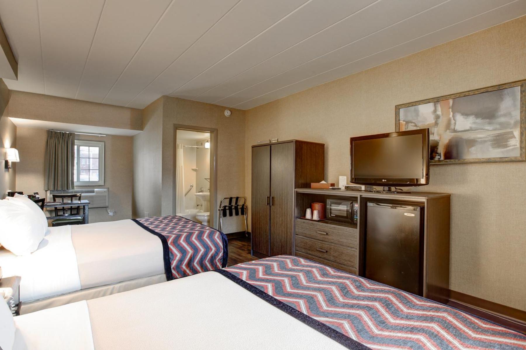 Queen Room with Two Queen Beds - Photo 2