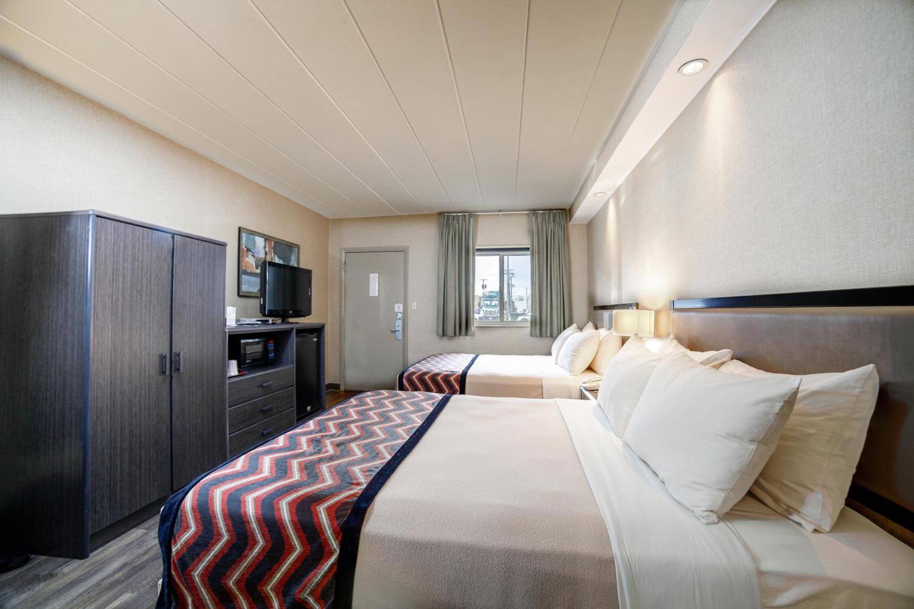 Queen Room with Two Queen Beds - Photo 6