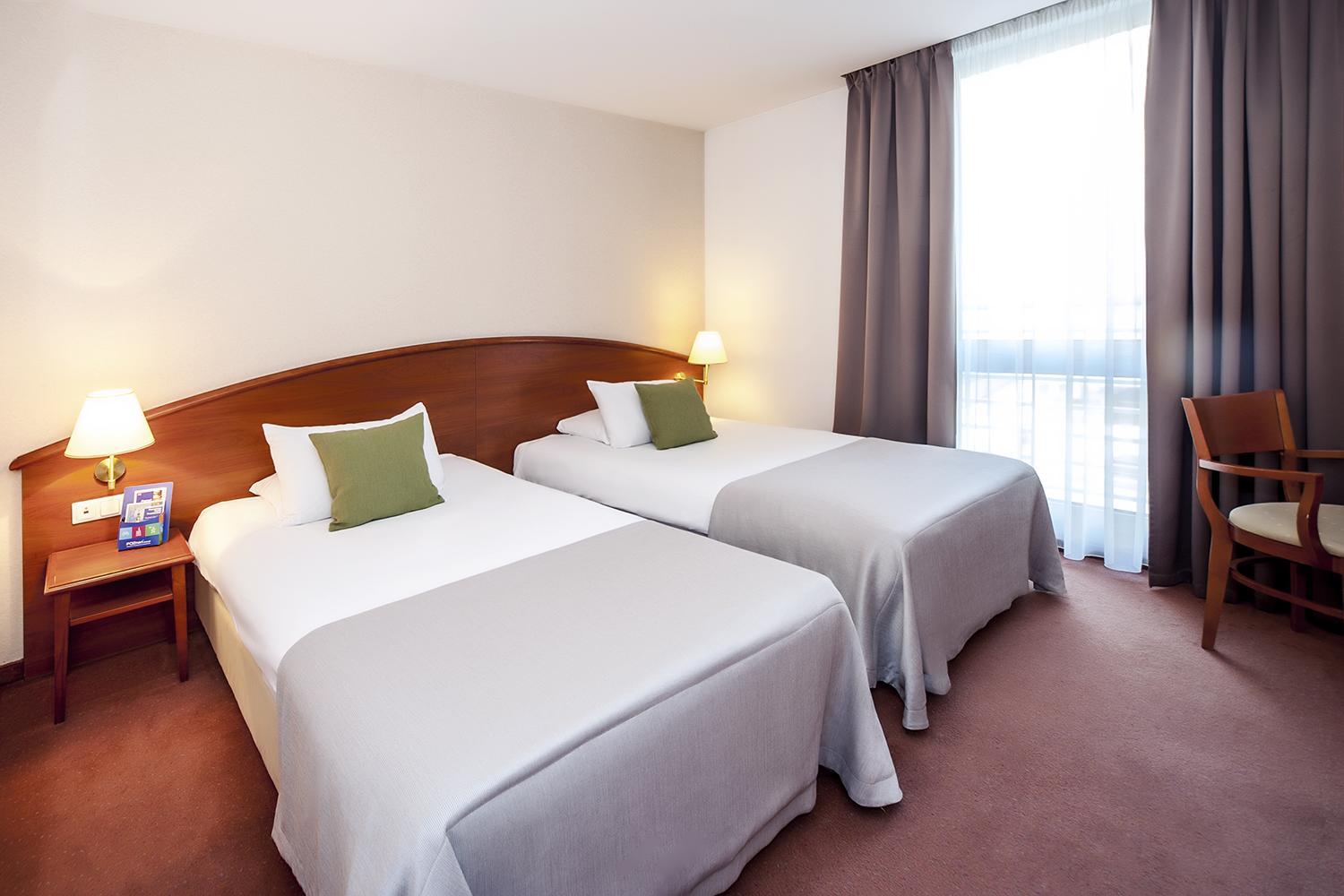 Standard Twin Room - Photo 4