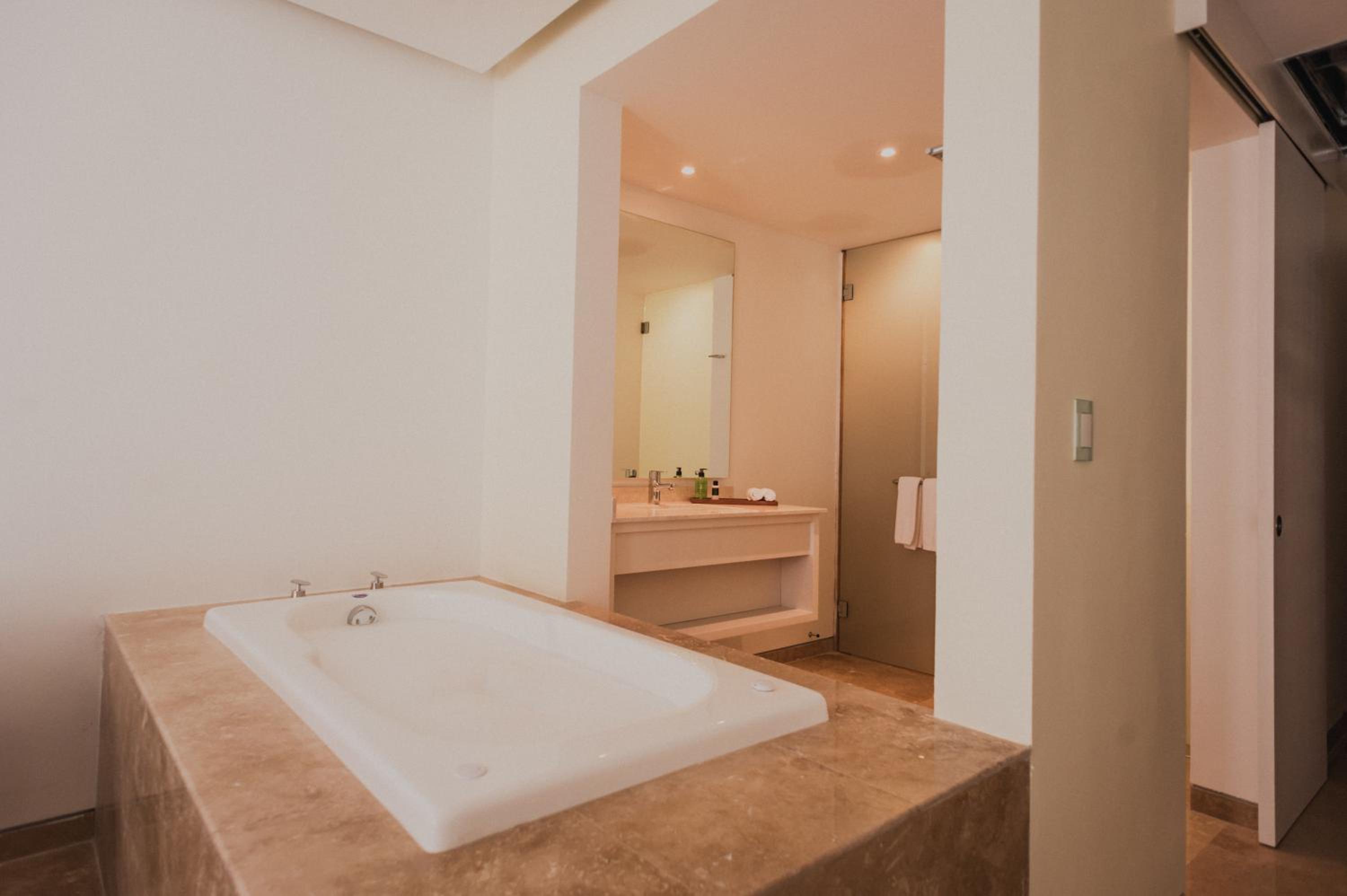 Premium hottube suite photo 3