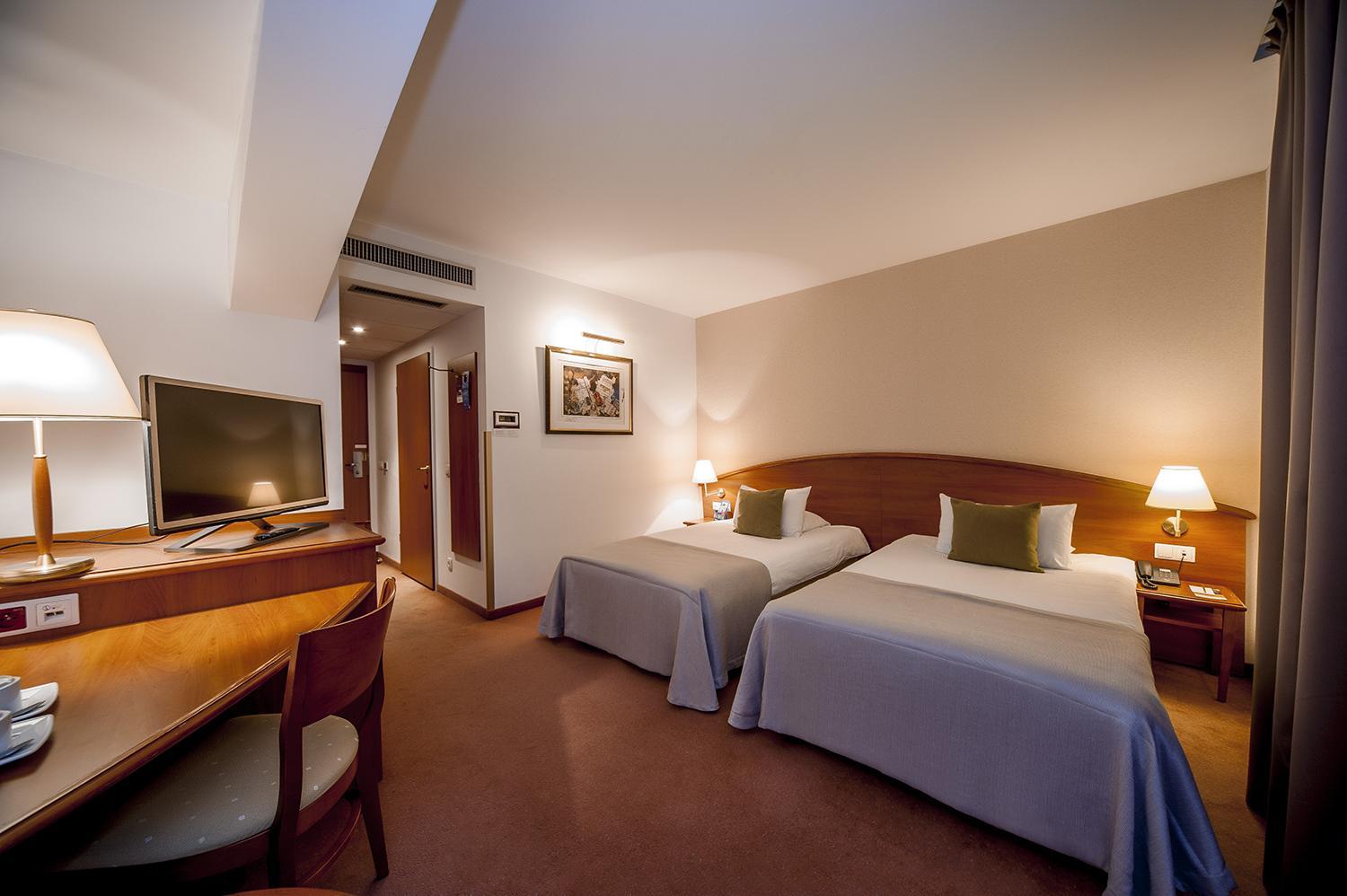 Standard Twin Room - Photo 3