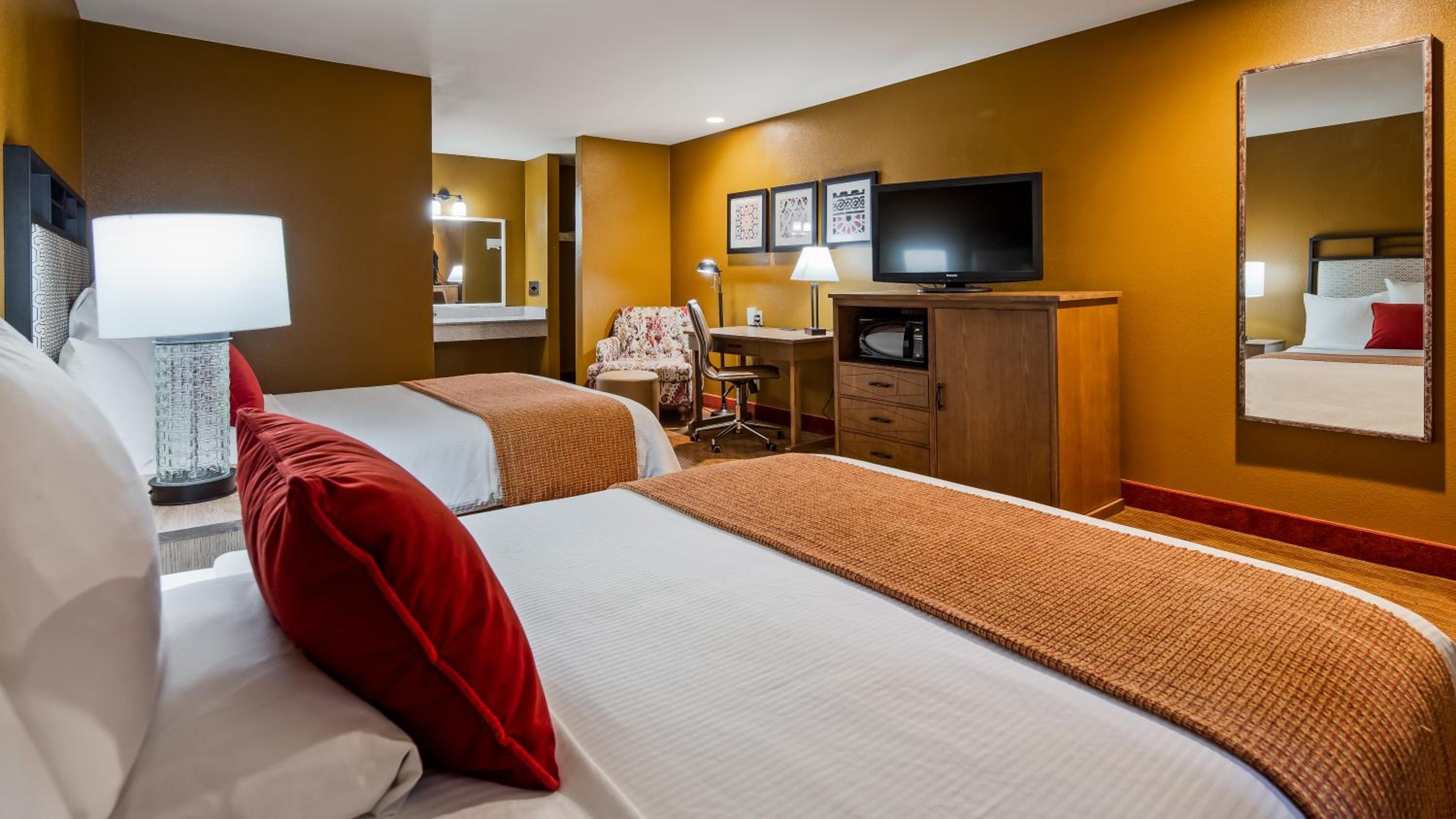 Queen Room with Two Queen Beds - Non-Smoking - Photo 3