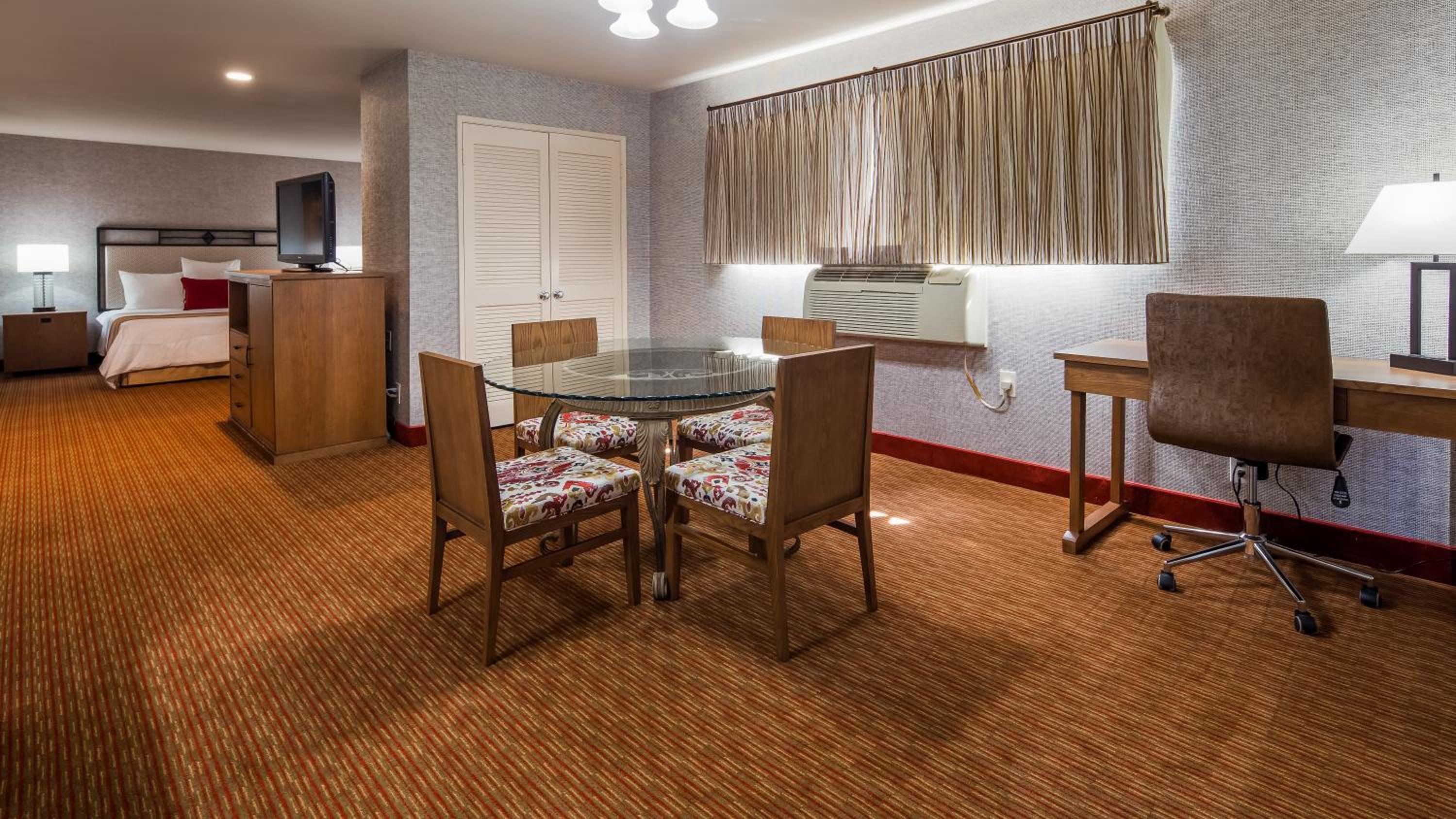 King Room with Sofa Bed - Non-Smoking - Photo 2