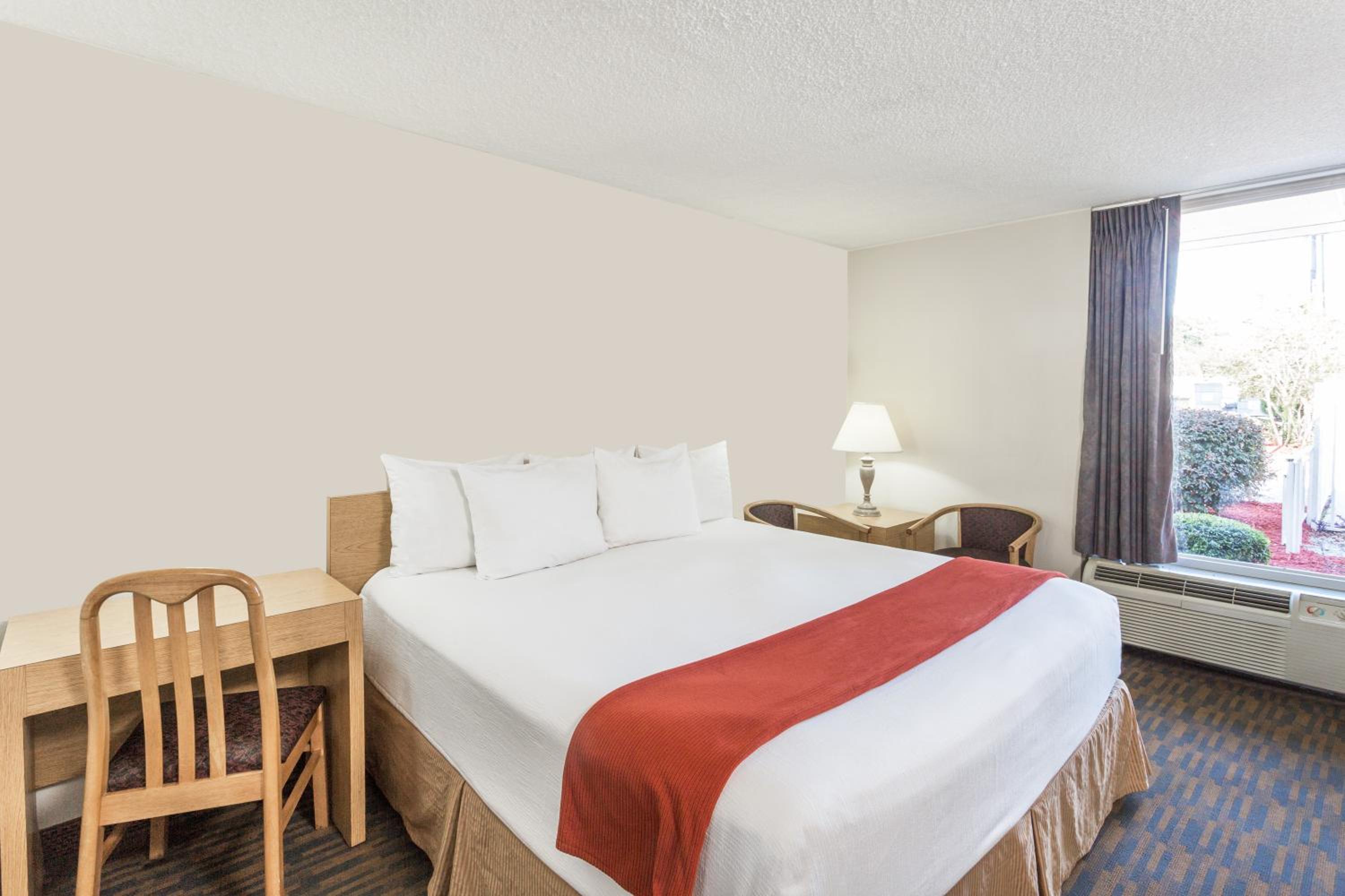 King Room - Non-Smoking - Photo 3