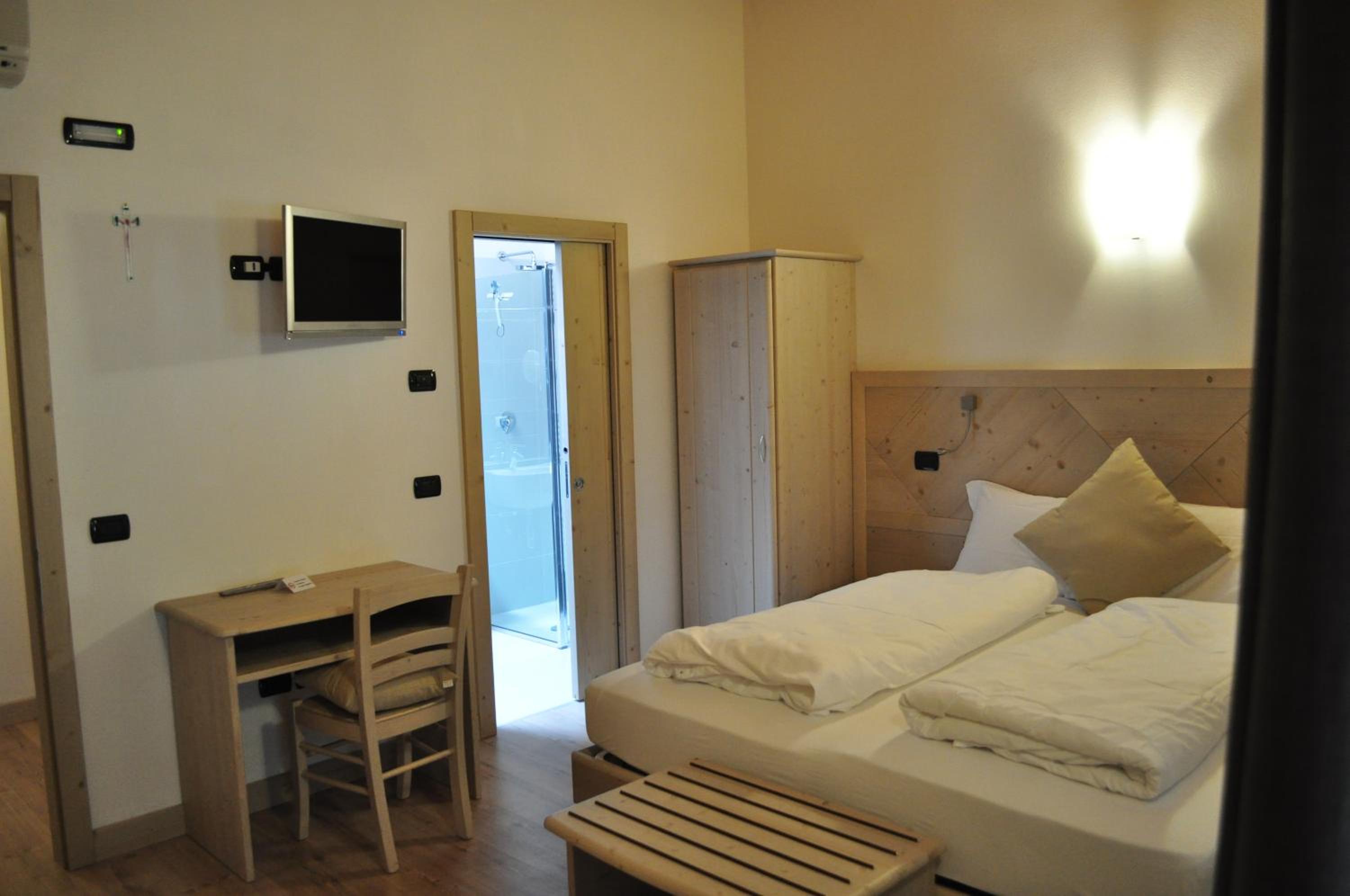 Double or Twin Room - Photo 6