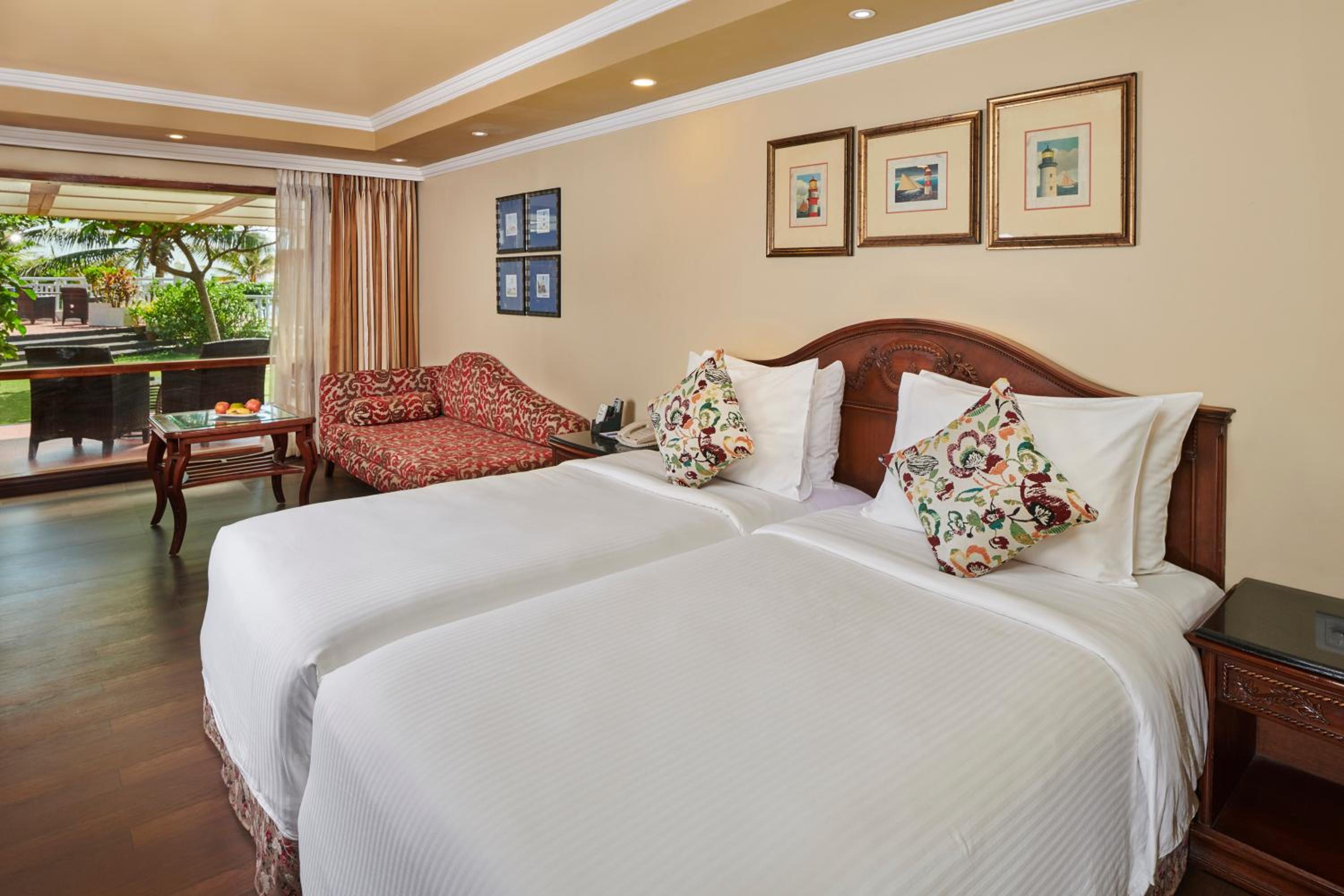 Deluxe Cottage King -  10% Discount on Foods & Soft Beverages* | 15% Discounts on Laundry Services* | INR 500 spa credit during your stay on selective Massage services. TnC Apply.* | Free Mini-bar - 2 cans of soft Beverages (Once on Arrival)  - Photo 5