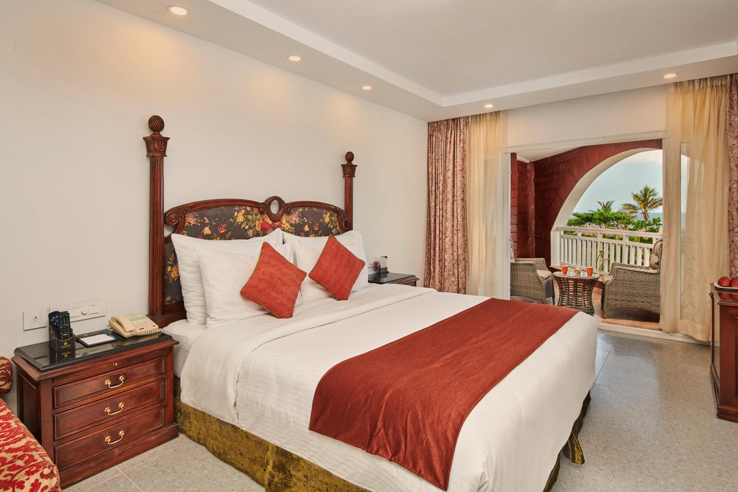 Deluxe Cottage King -  10% Discount on Foods & Soft Beverages* | 15% Discounts on Laundry Services* | INR 500 spa credit during your stay on selective Massage services. TnC Apply.* | Free Mini-bar - 2 cans of soft Beverages (Once on Arrival)  - Photo 1