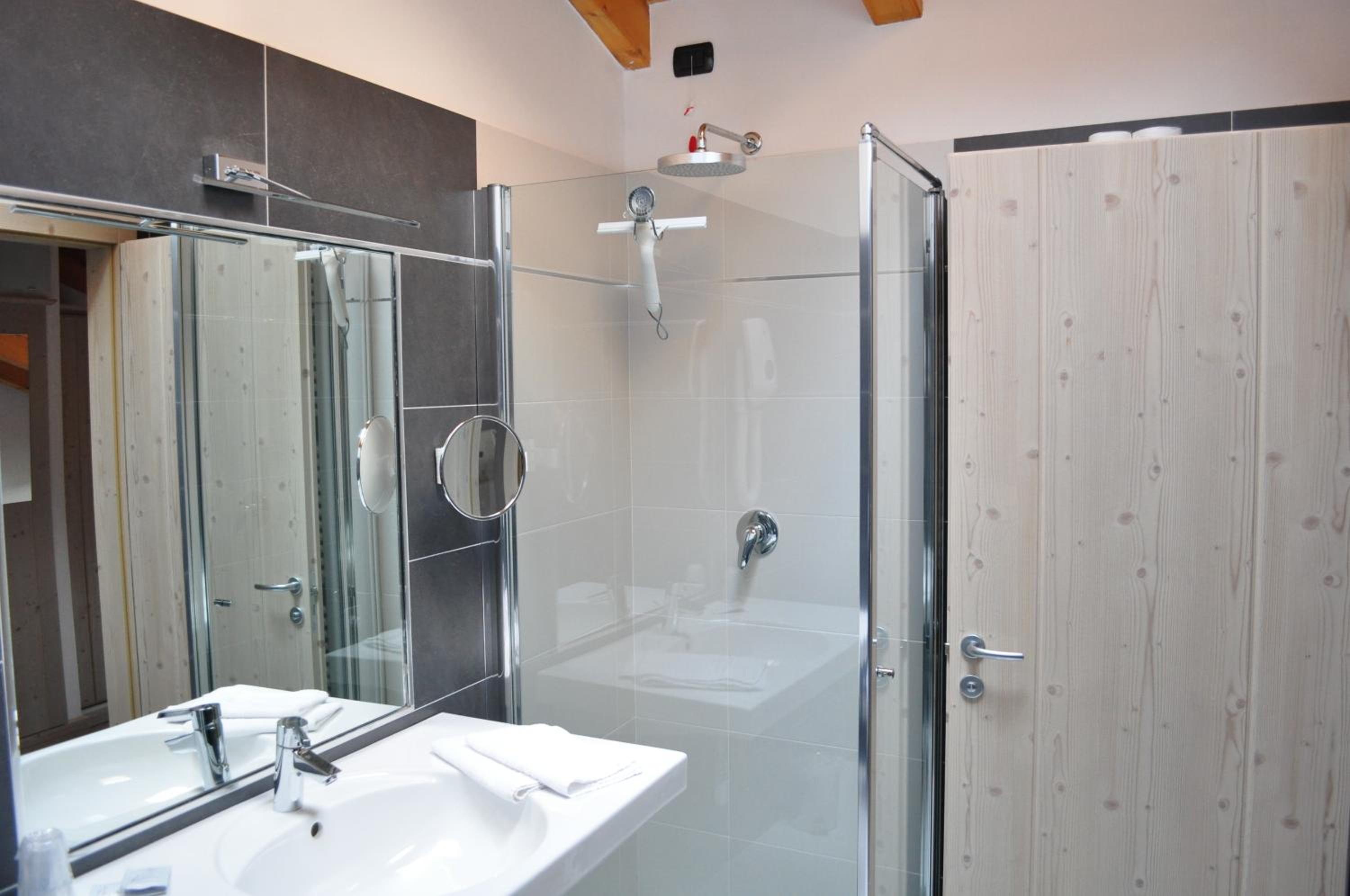 Double or Twin Room - Photo 15