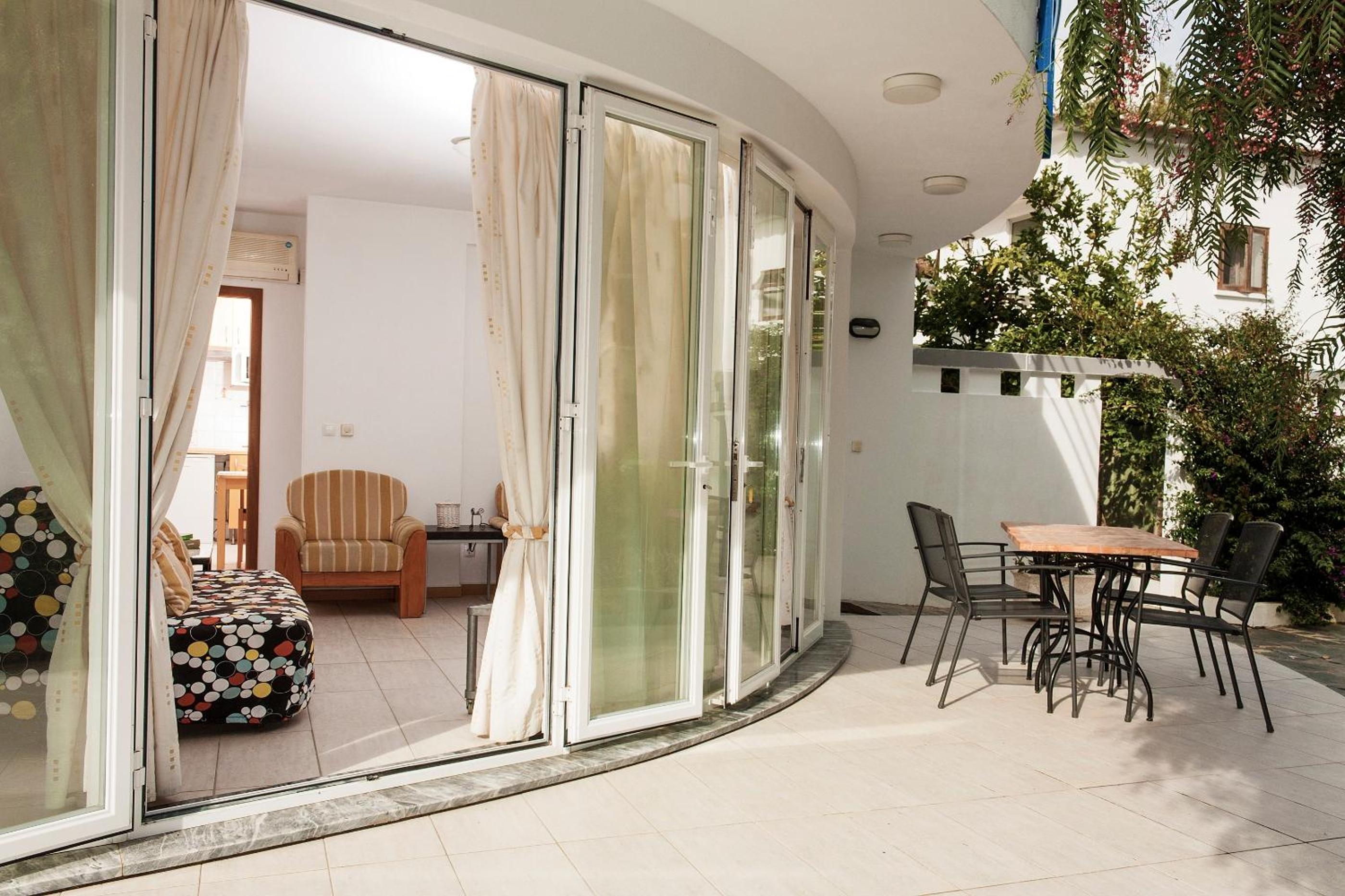 One-Bedroom Apartment with River View - Photo 2
