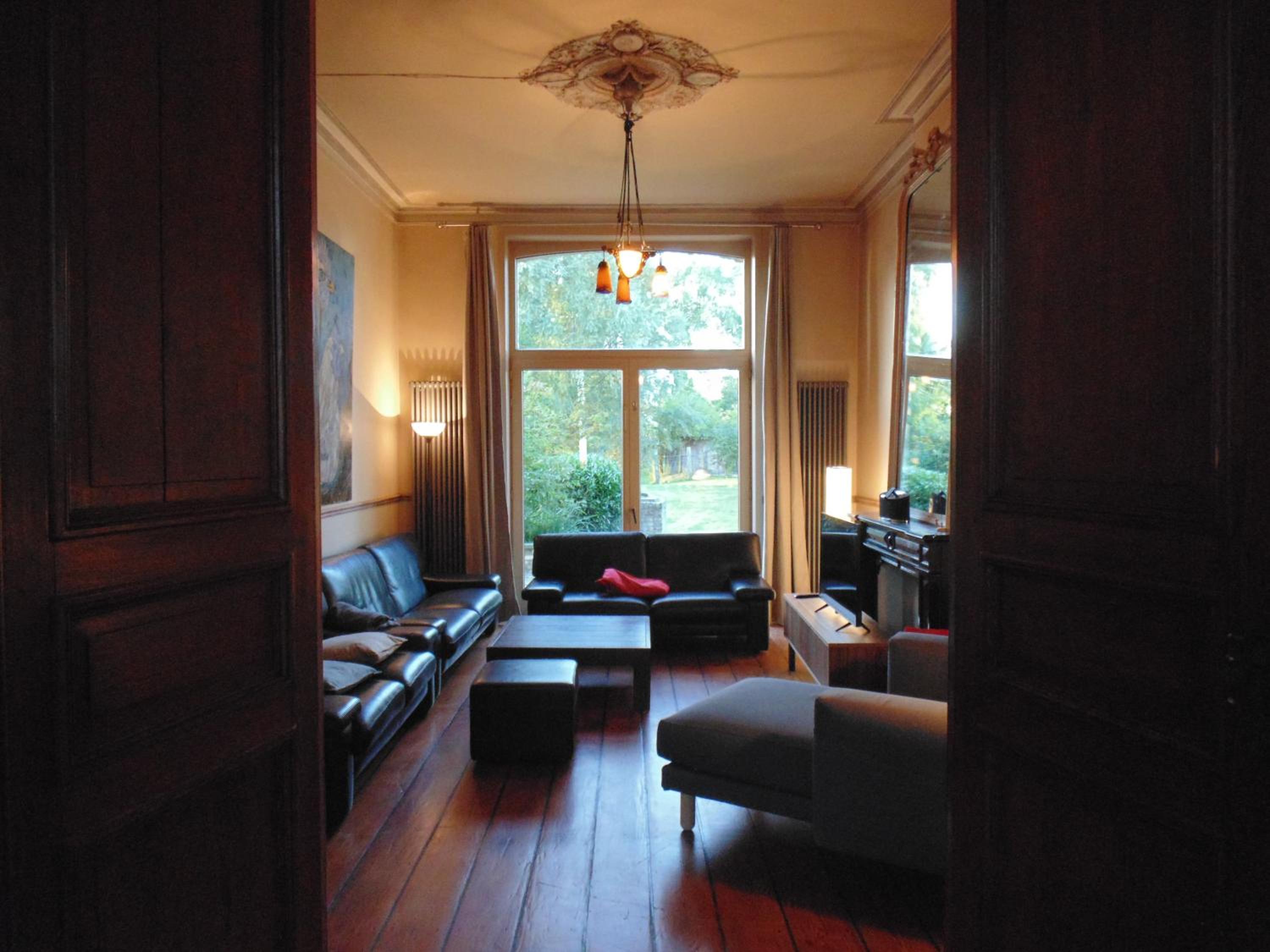 Six-Bedroom House photo 3