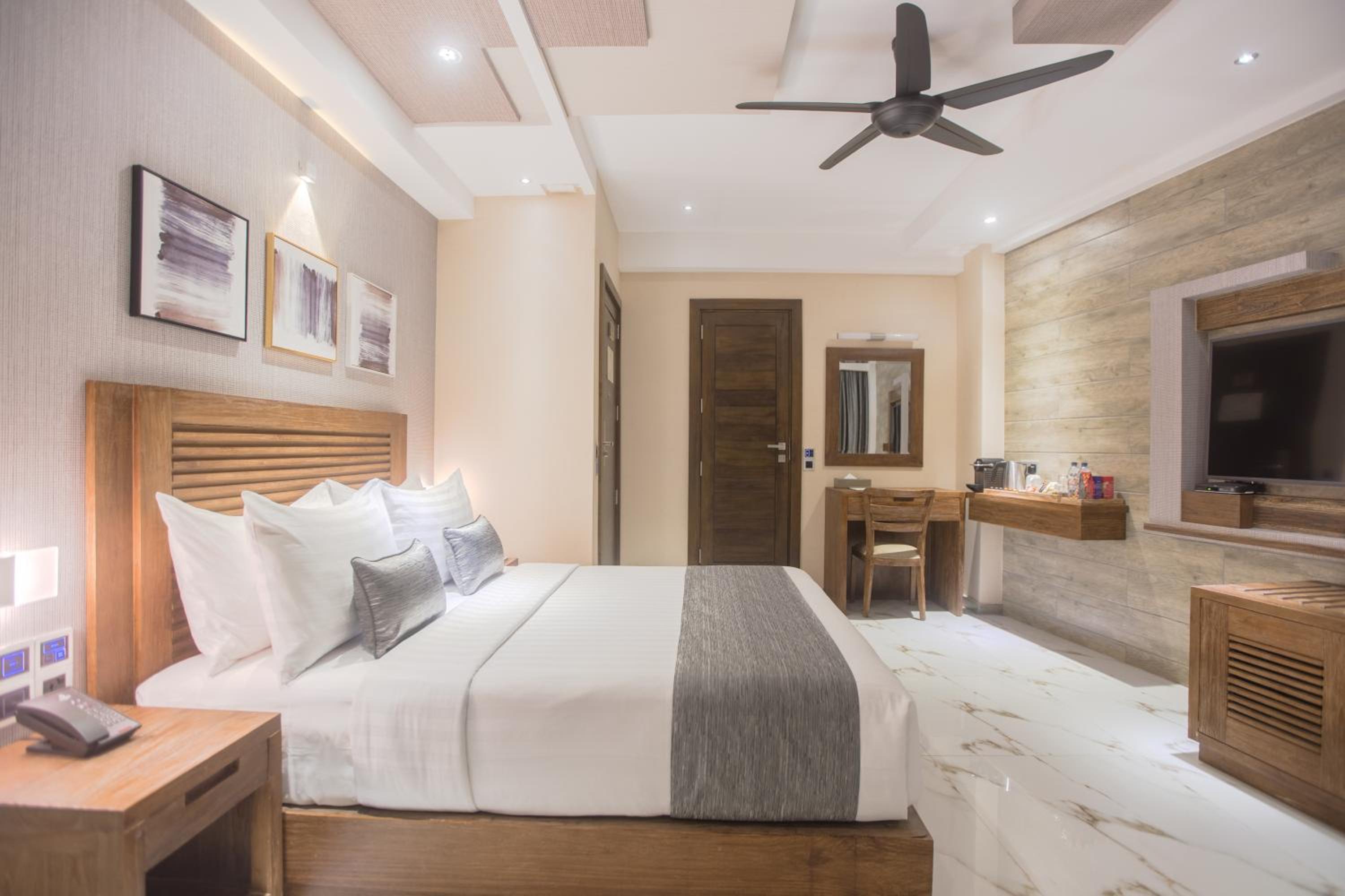 Executive Suite with Balcony (Free Return Airport Transfer) - Photo 2